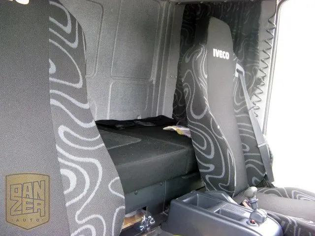 Iveco Eurocargo 120E22/P, фургон 42м3, 50тыс.км, гидролифт 1500кг, 2011г, г/п 8т, высокая кабина со спальником - фото 2