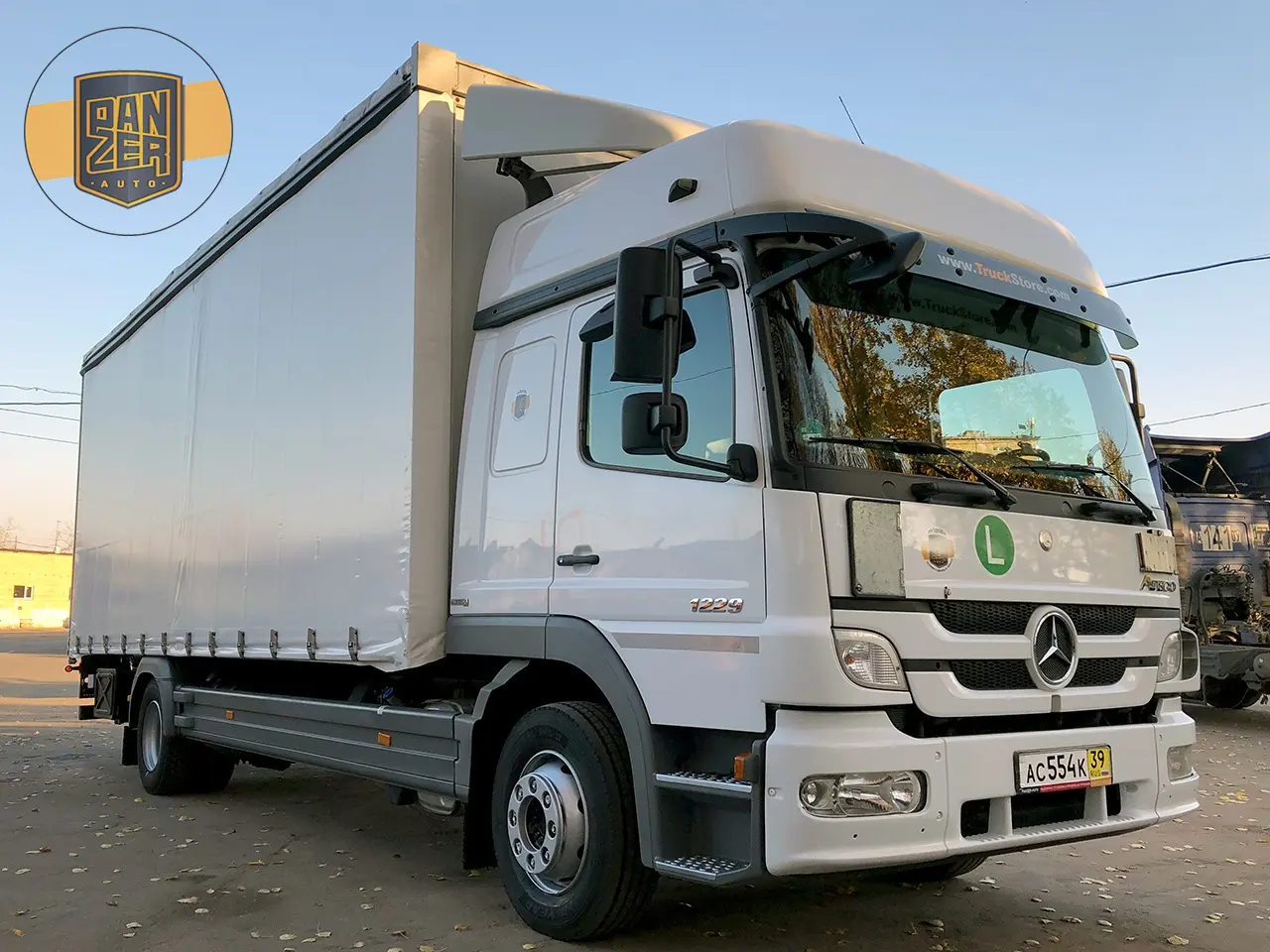 Mercedes Atego 1229L, 2012г, штора 50м3, гидролифт - фото