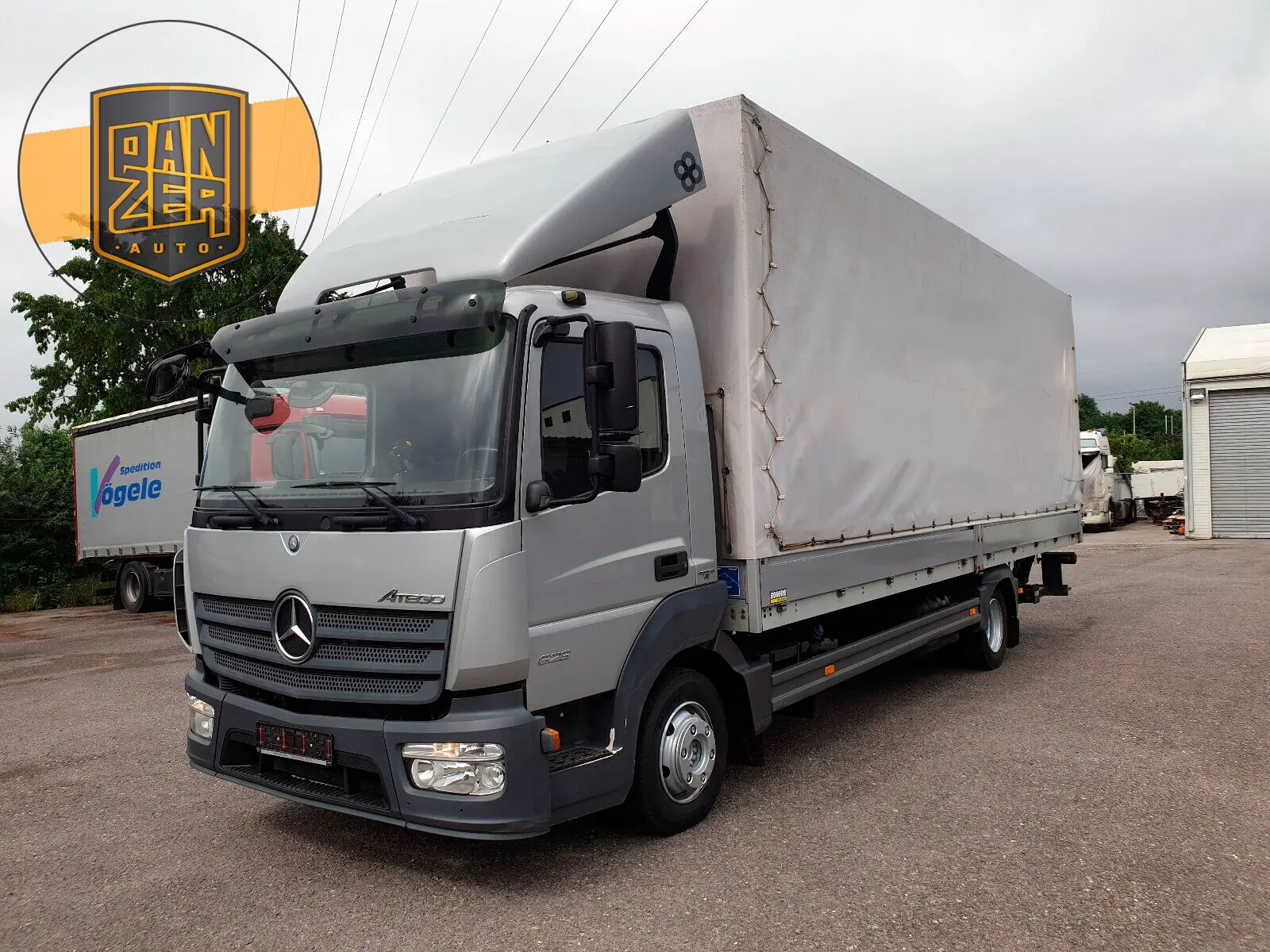 Mercedes Atego 823 L, 2015 год, борт-тент 45 м3 с боковой дверью, гидроборт, без пробега по РФ - фото