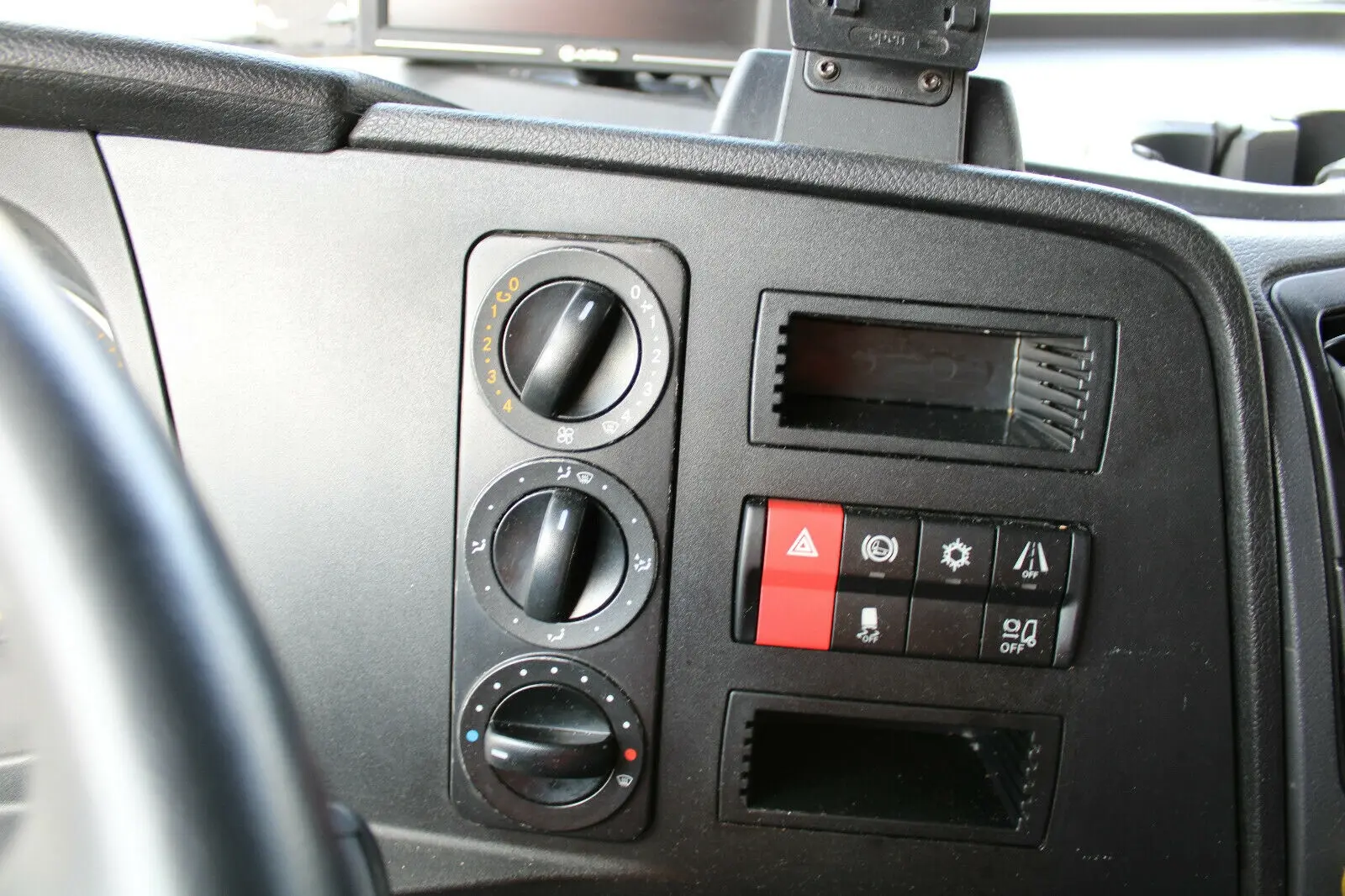 Mercedes Atego 1227 L, 10/2016 год, шторно-бортовая надстройка 46 м3, гидролифт, высокая кабина - фото 4