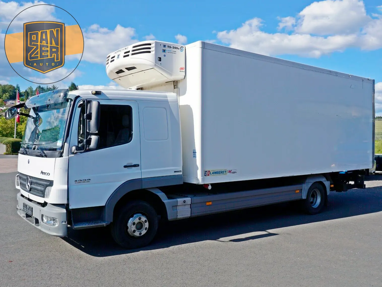 Рефрижератор Mercedes Atego 1222L, спальная кабина, ворота и гидролифт - фото