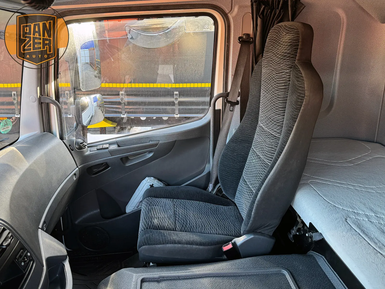 Mercedes-Benz Atego 1230, 2018 год, штора 50 м3, гидроборт, 2 спальника 34