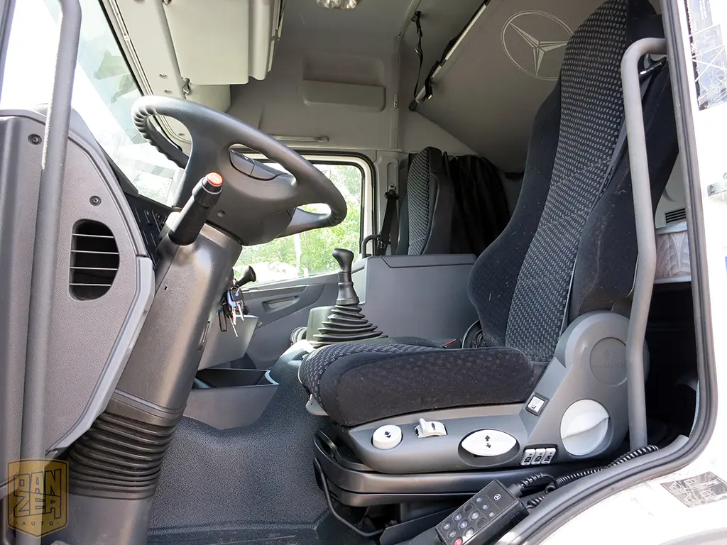 Mercedes-Benz Atego 1229L, 2012г, штора 48м3, гидролифт, 2 спальника - фото 3