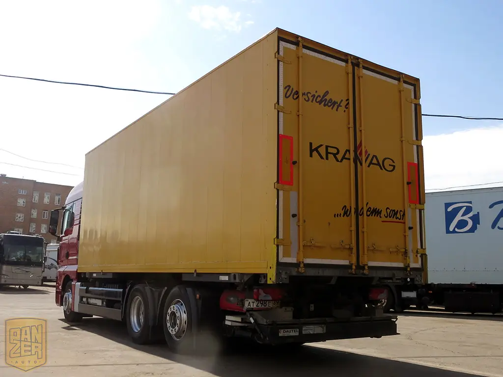 MAN TGX 26.440, 2011г, 6х2, 50м3 фургон, г/п 16т, ворота + гидролифт, высокая кабина - фото 9