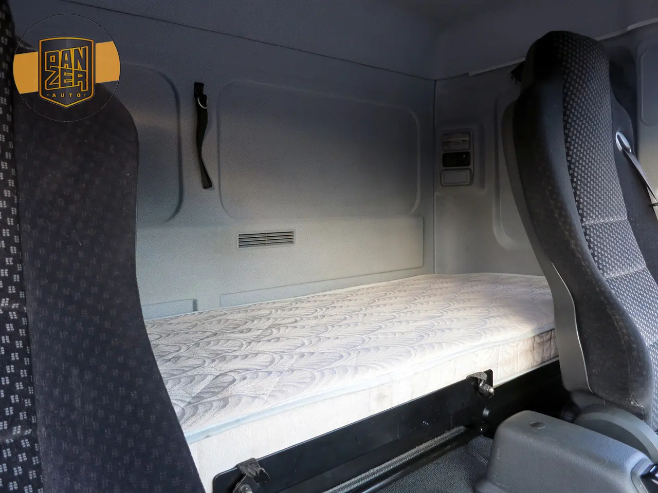 Mercedes Atego 1224 L рефрижератор со спальником 46 кубов, 18 европалет, гидроборт - фото 16