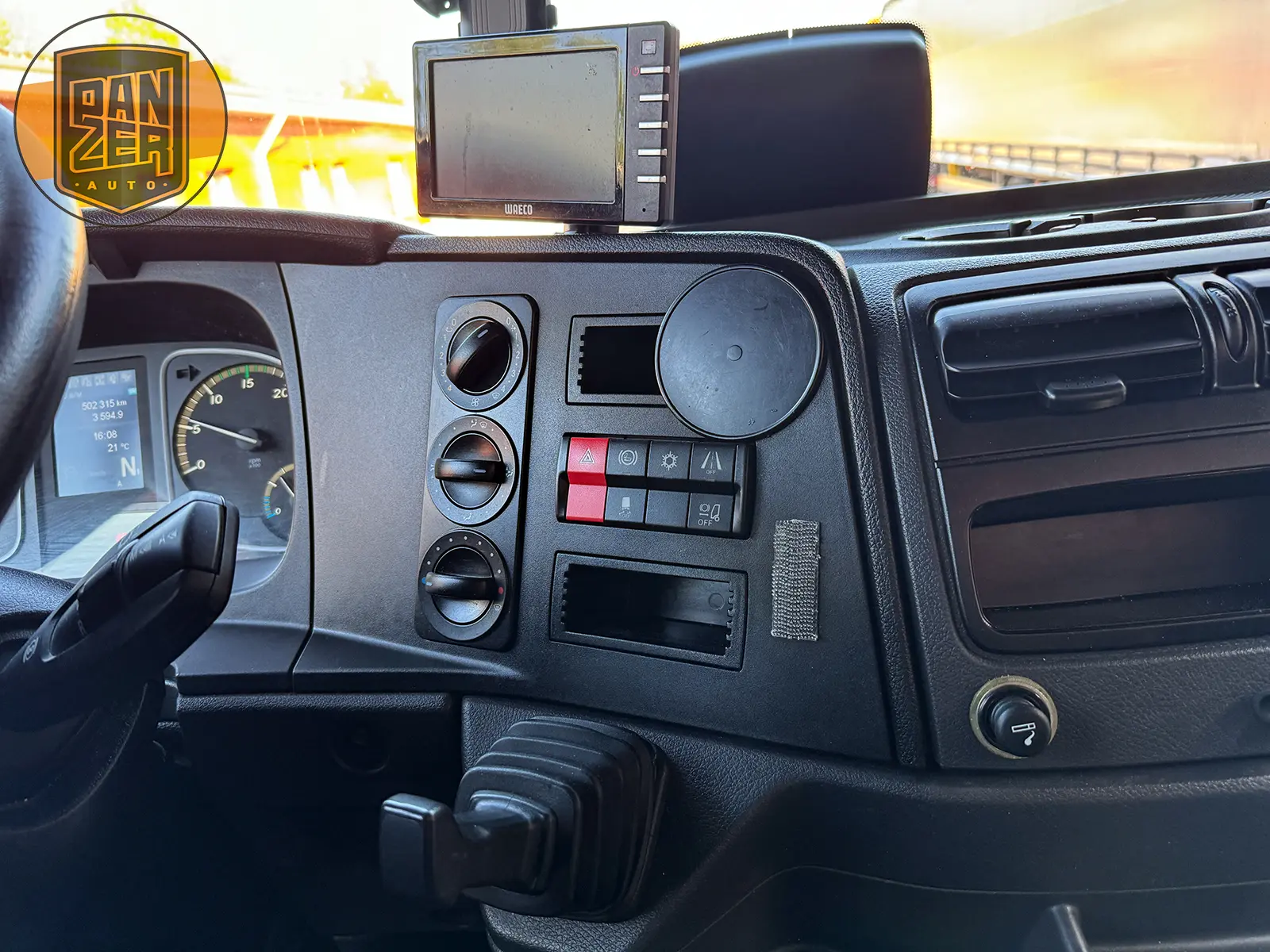 Mercedes-Benz Atego 1230, 2018 год, штора 50 м3, гидроборт, 2 спальника 36