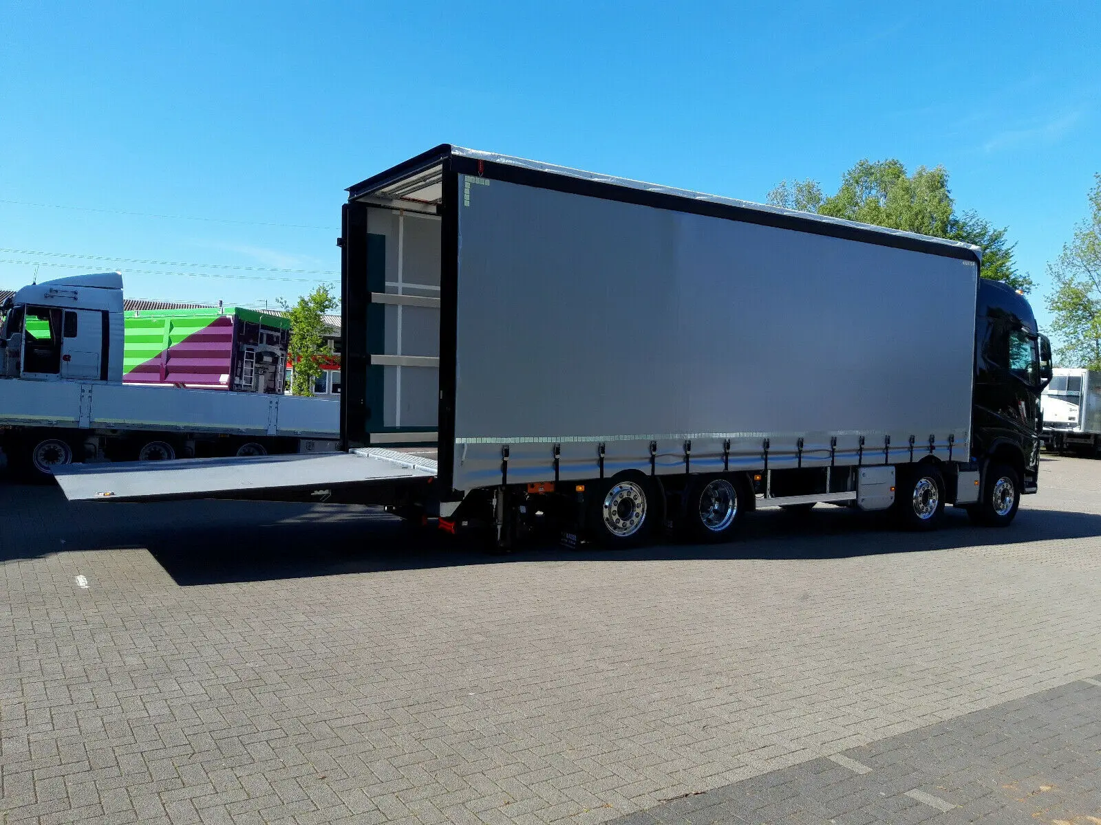 Новый Volvo FH500, 8x2, для перевозки погрузчиков и строительной техники, гидроборт 9 тон - фото 11