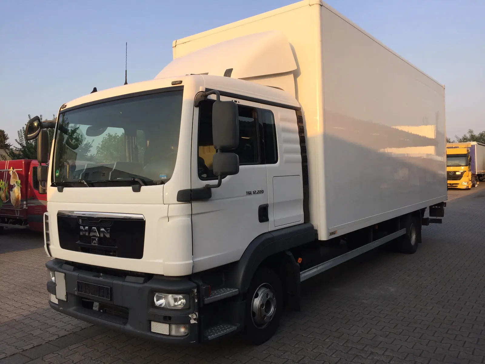 MAN TGL 12.220 BL,  фургон 7.2м, гидролифт, без пробега по РФ - фото