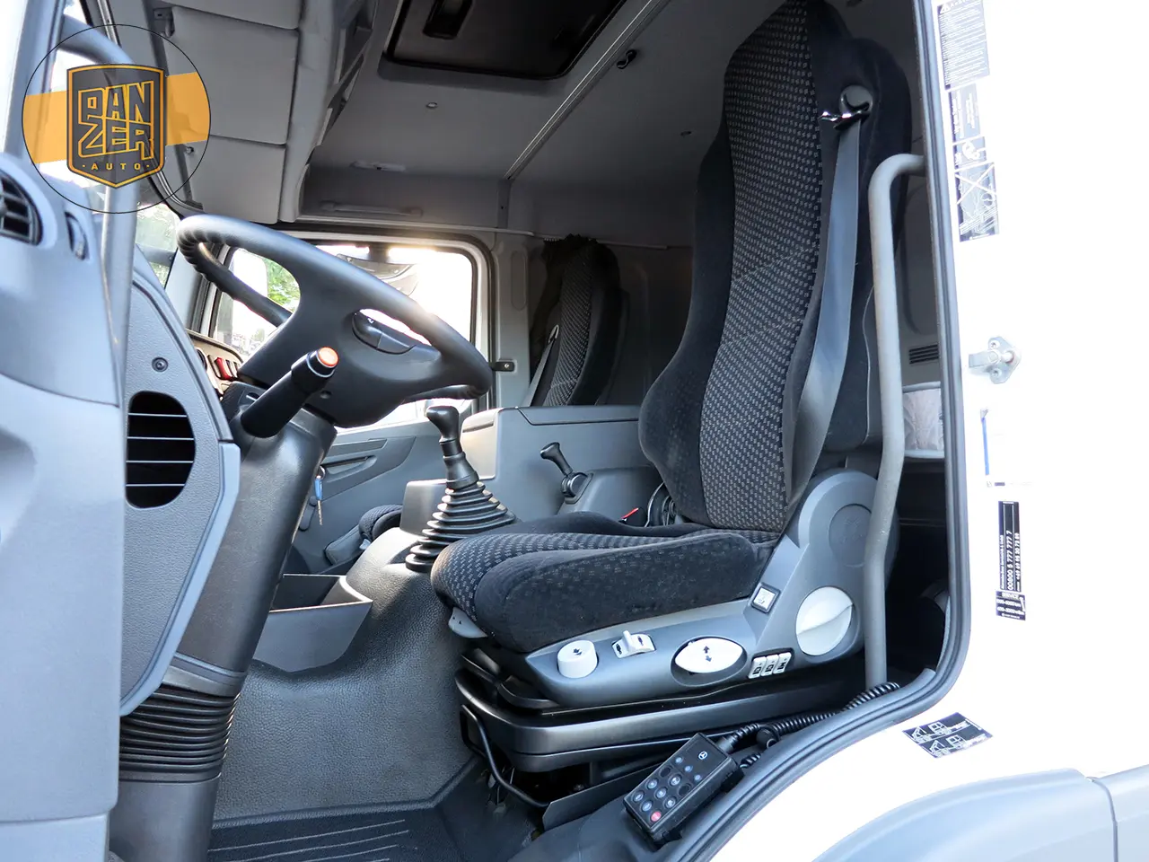 Mercedes Atego 1229L, 2013г, штора 48 кубов, ворота - фото 3