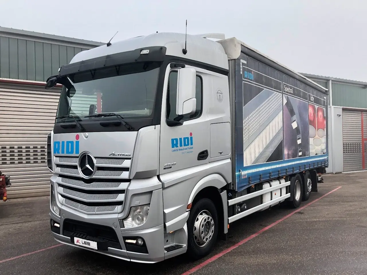 Mercedes Actros 2545 L, 2012 г, 6x2 штора 50 м3, гидроборт - фото 5