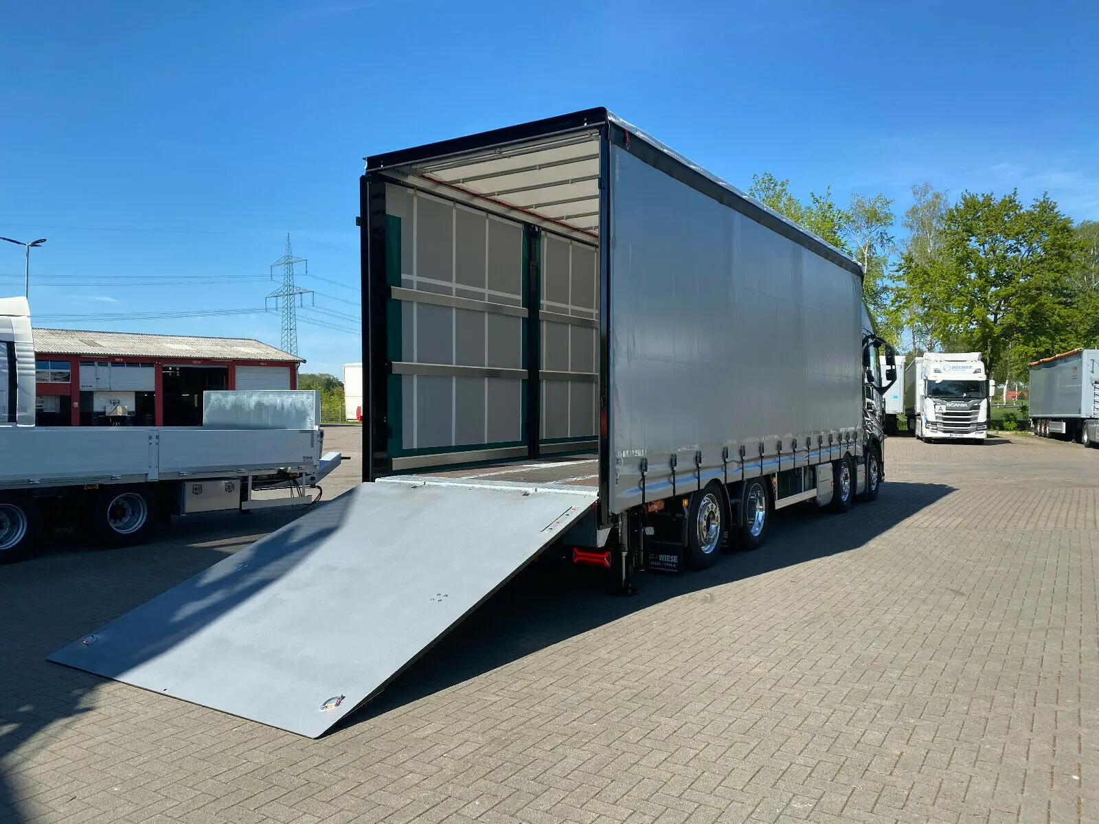 Новый Volvo FH500, 8x2, для перевозки погрузчиков и строительной техники, гидроборт 9 тон - фото 4