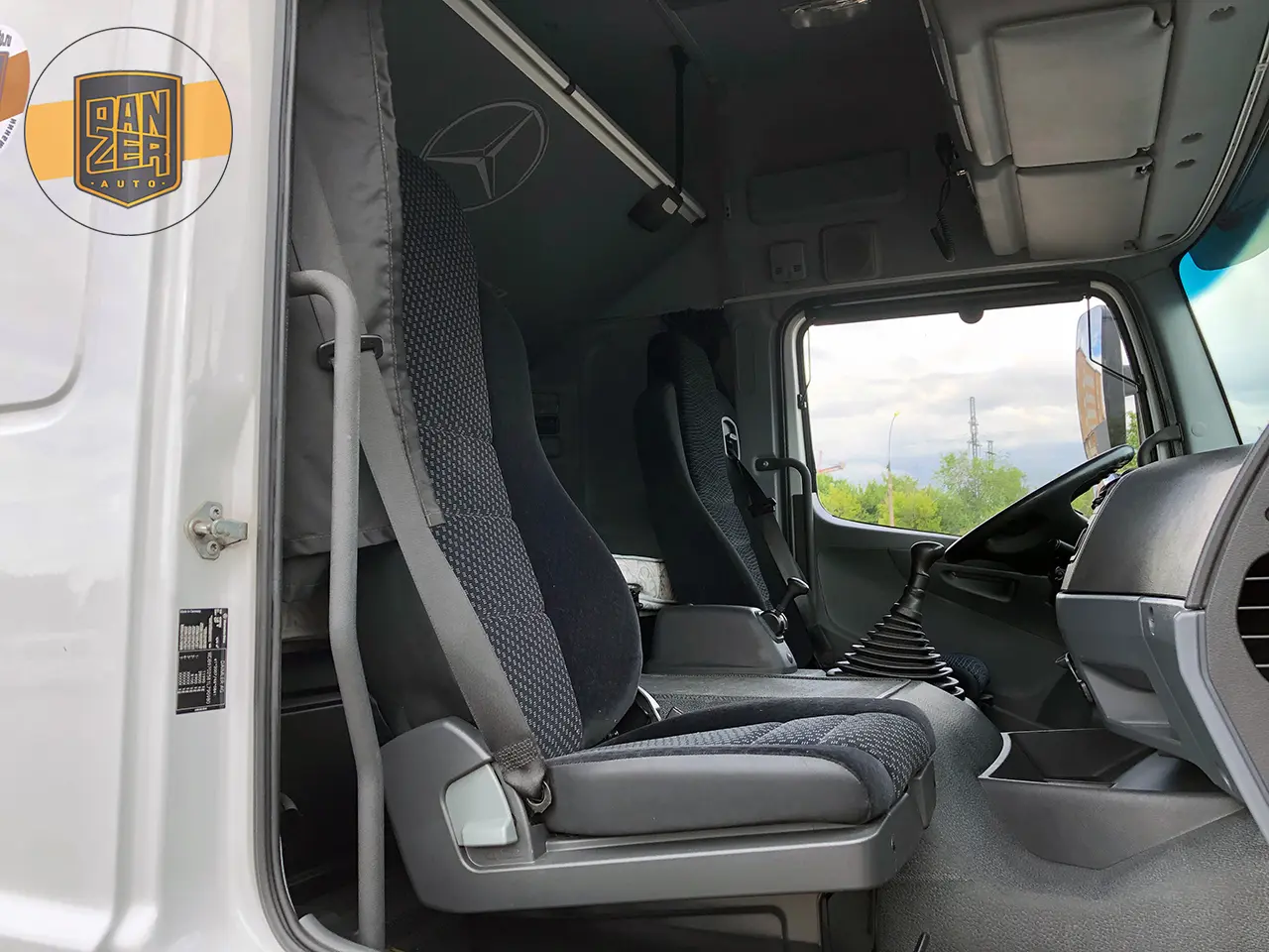 Mercedes-Benz Atego 1229, 2013 год, штора 51 м3, гидроборт, 2 спальника - фото 15