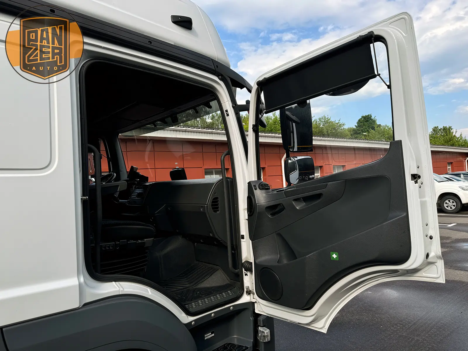 mercedes atego 1224, 2018 год, фургон 50 кубов, гидроборт 20