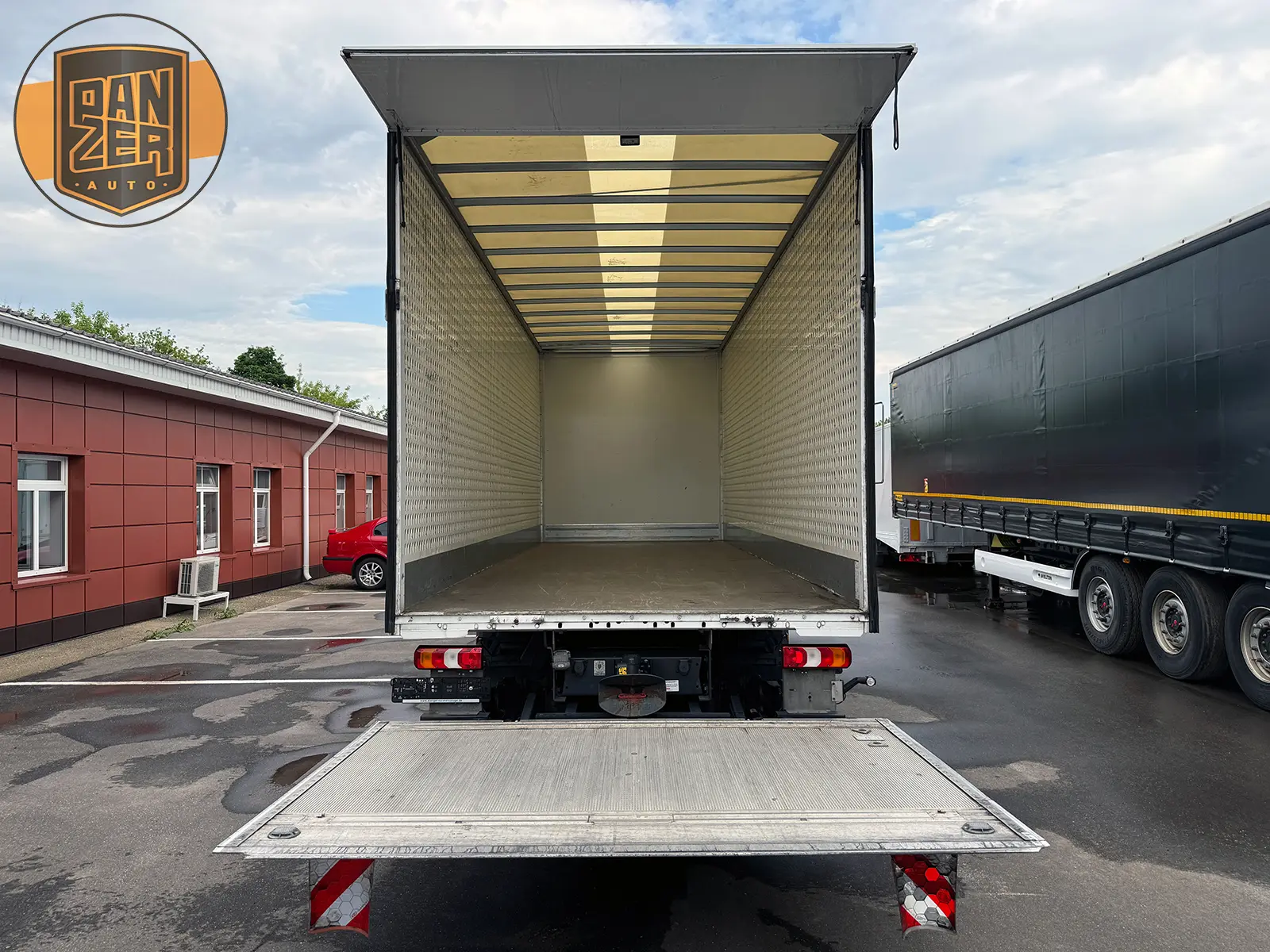 mercedes atego 1224, 2018 год, фургон 50 кубов, гидроборт 16