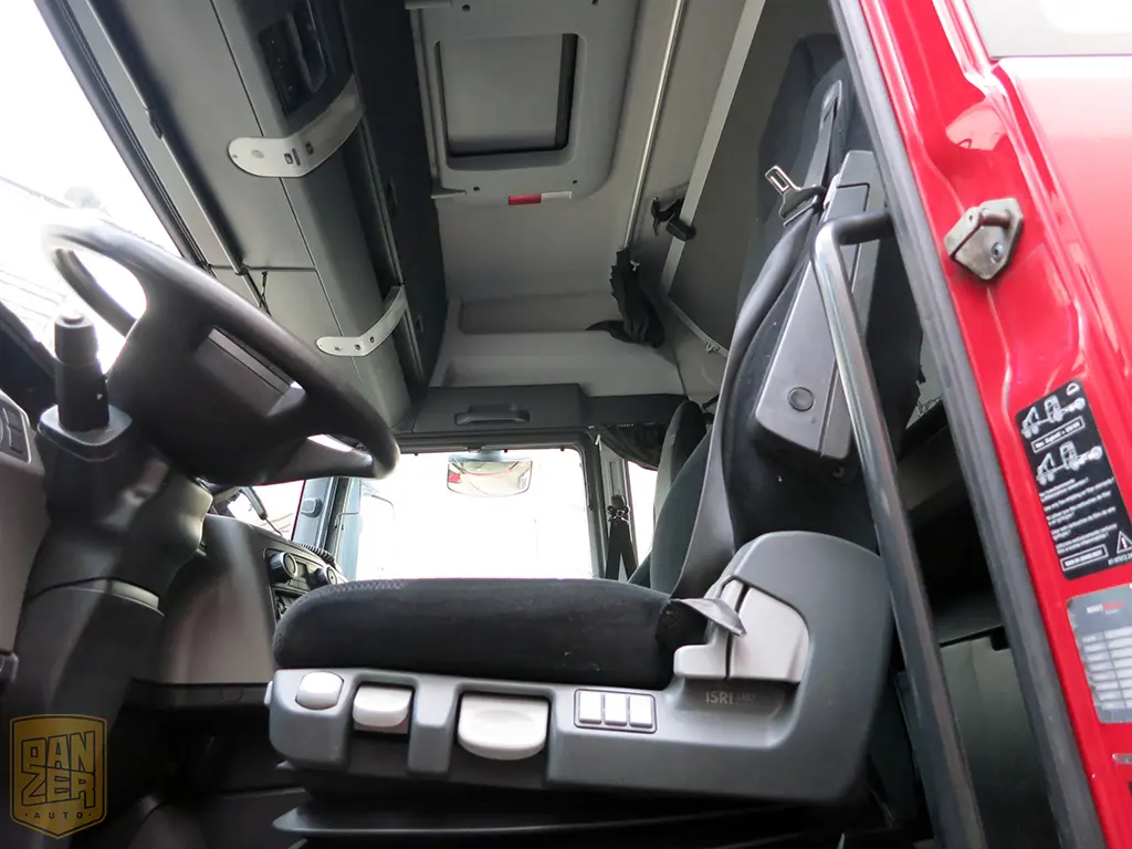 MAN TGX 26.440, 2011г, 6х2, 50м3 фургон, г/п 16т, ворота + гидролифт, высокая кабина - фото 3