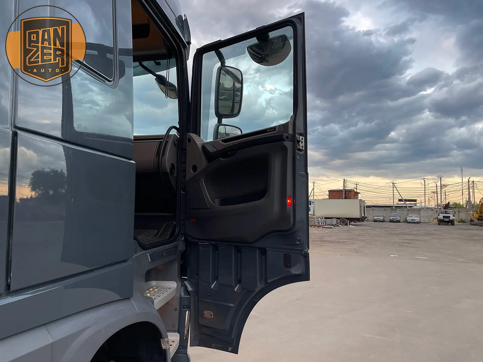 DAF XF530 6x4 тягач-тяжеловоз, сцепной вес 80 тонн - фото-детальных 40