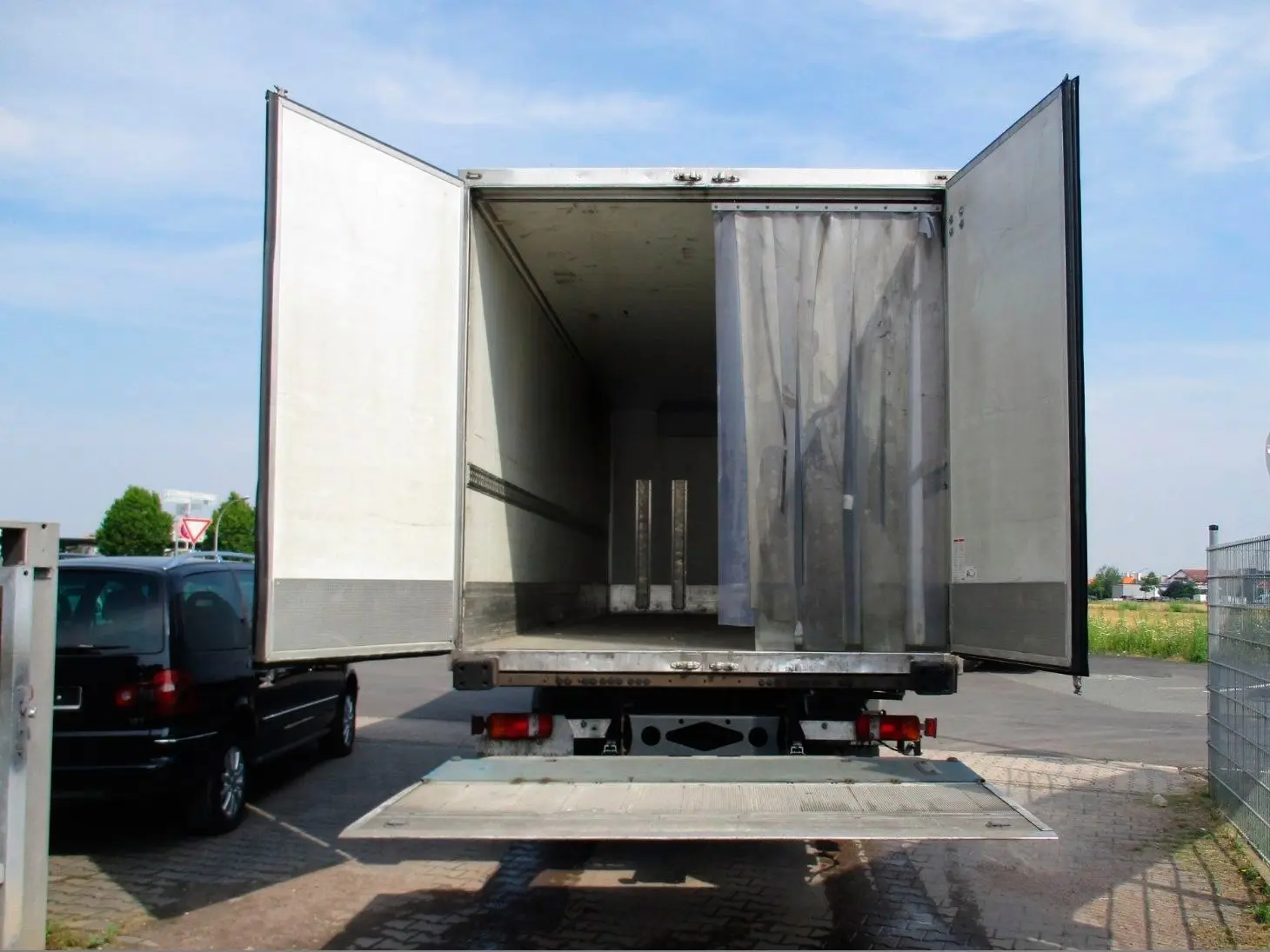 Рефрижератор автономный Mercedes Atego 1224 L, 2010г, кузов 7.6м, ворота+лопата, до 12 тонн - фото