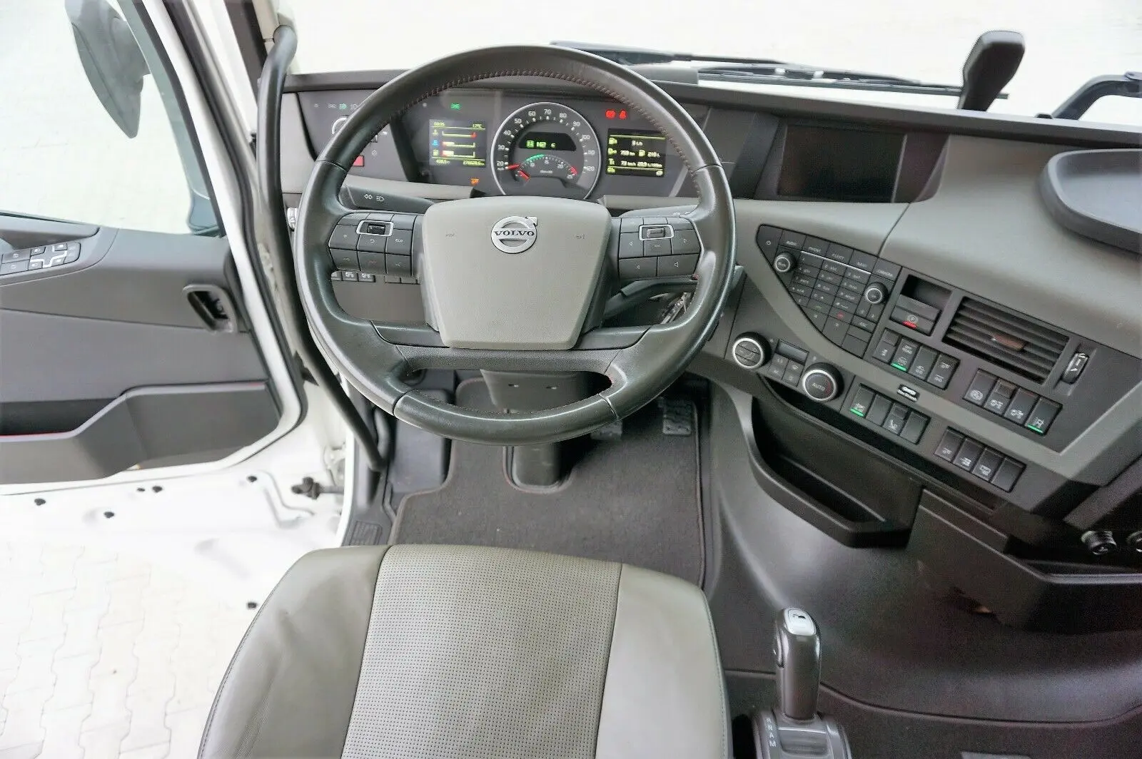 Тягач Volvo FH 540 Dual Clutch, 2019 год, 6х2 спарка, Globetrotter XL, без пробега по РФ - фото-детальных 4
