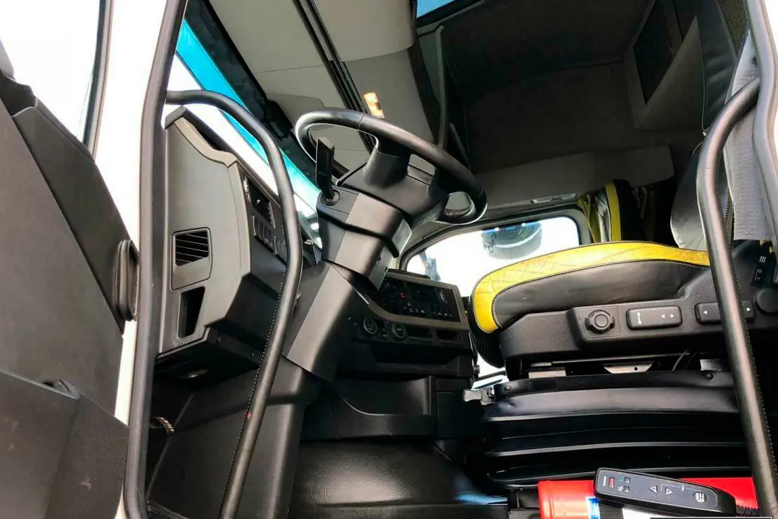 Тягач Volvo FH16 550, 6х4, 2015 год, пневмоподвеска, без редукторов, без пробега по РФ - фото-детальных 2