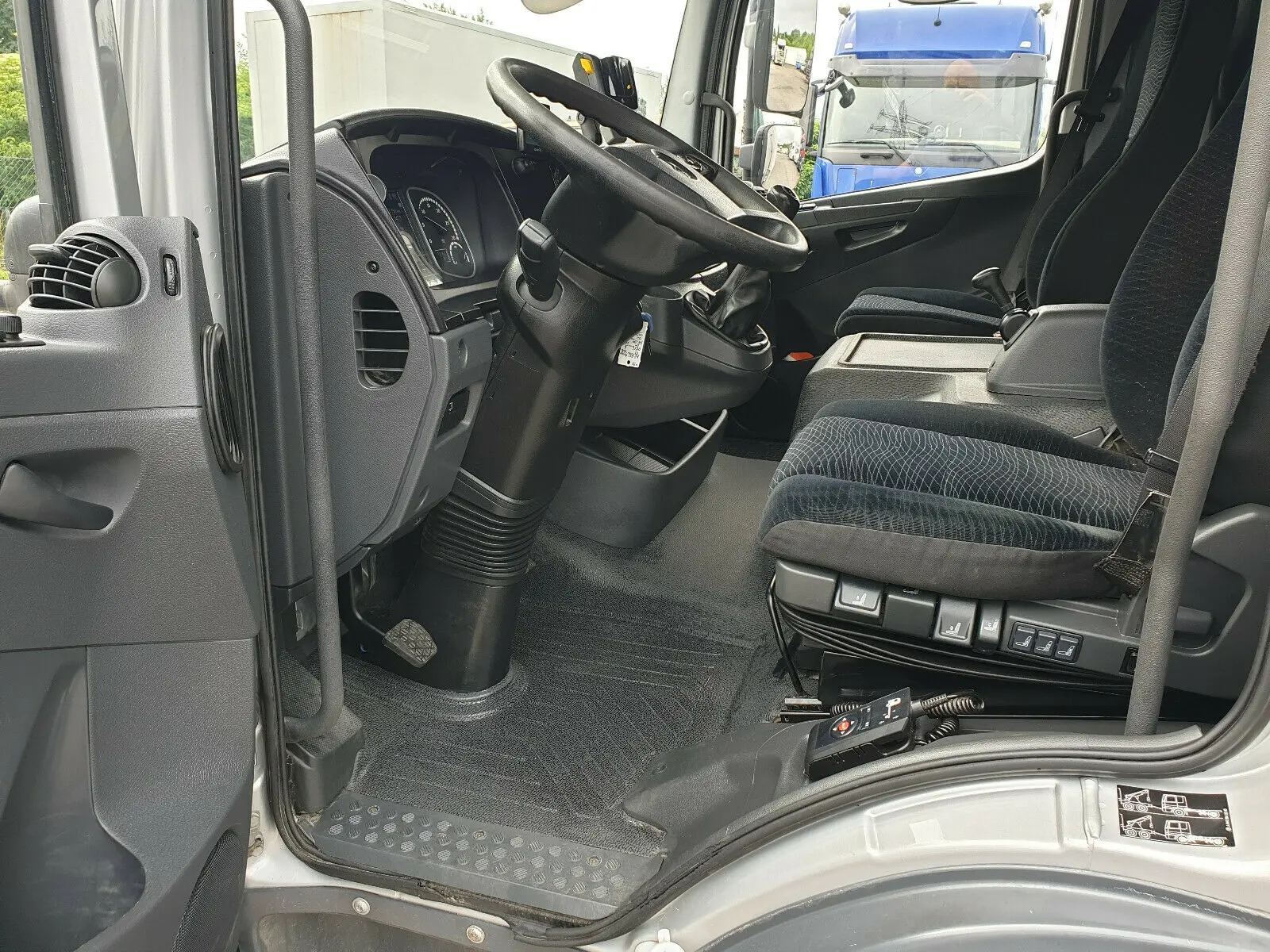 Mercedes Atego 823 L, 2015 год, борт-тент 45 м3 с боковой дверью, гидроборт, без пробега по РФ - фото 3