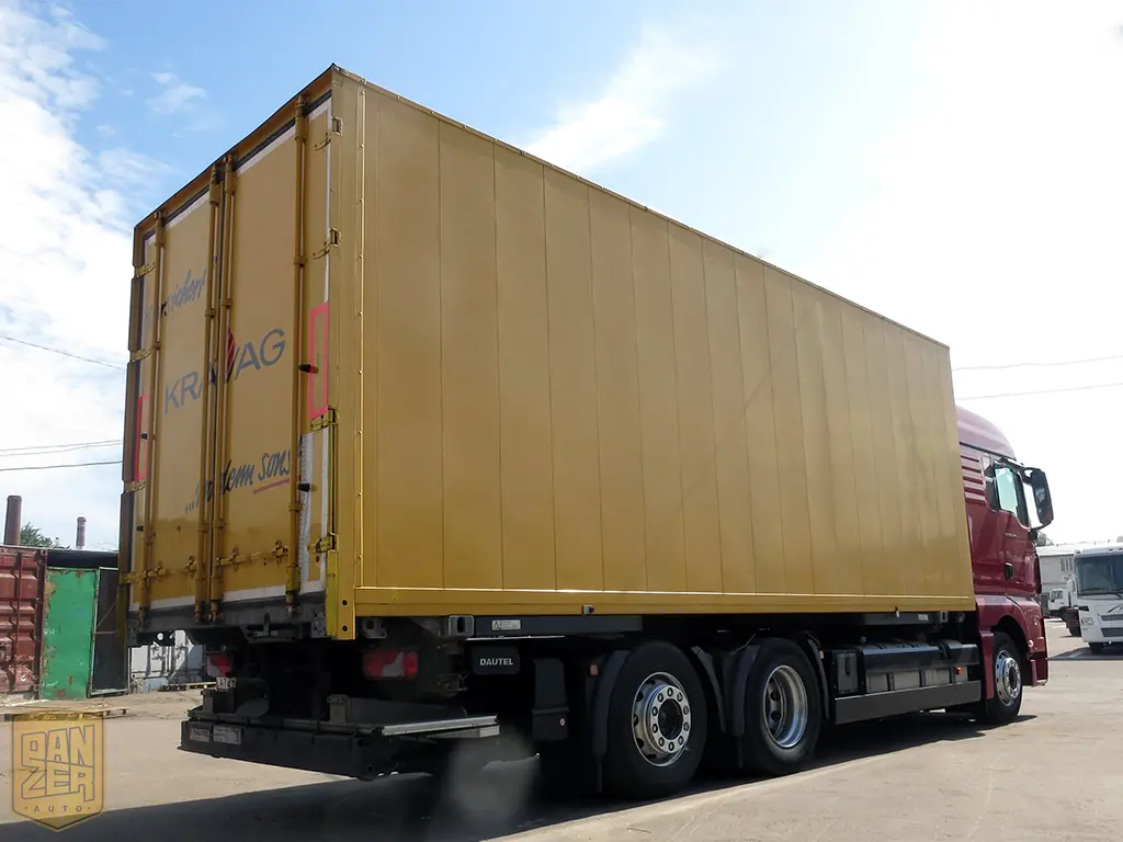 MAN TGX 26.440, 2011г, 6х2, 50м3 фургон, г/п 16т, ворота + гидролифт, высокая кабина - фото