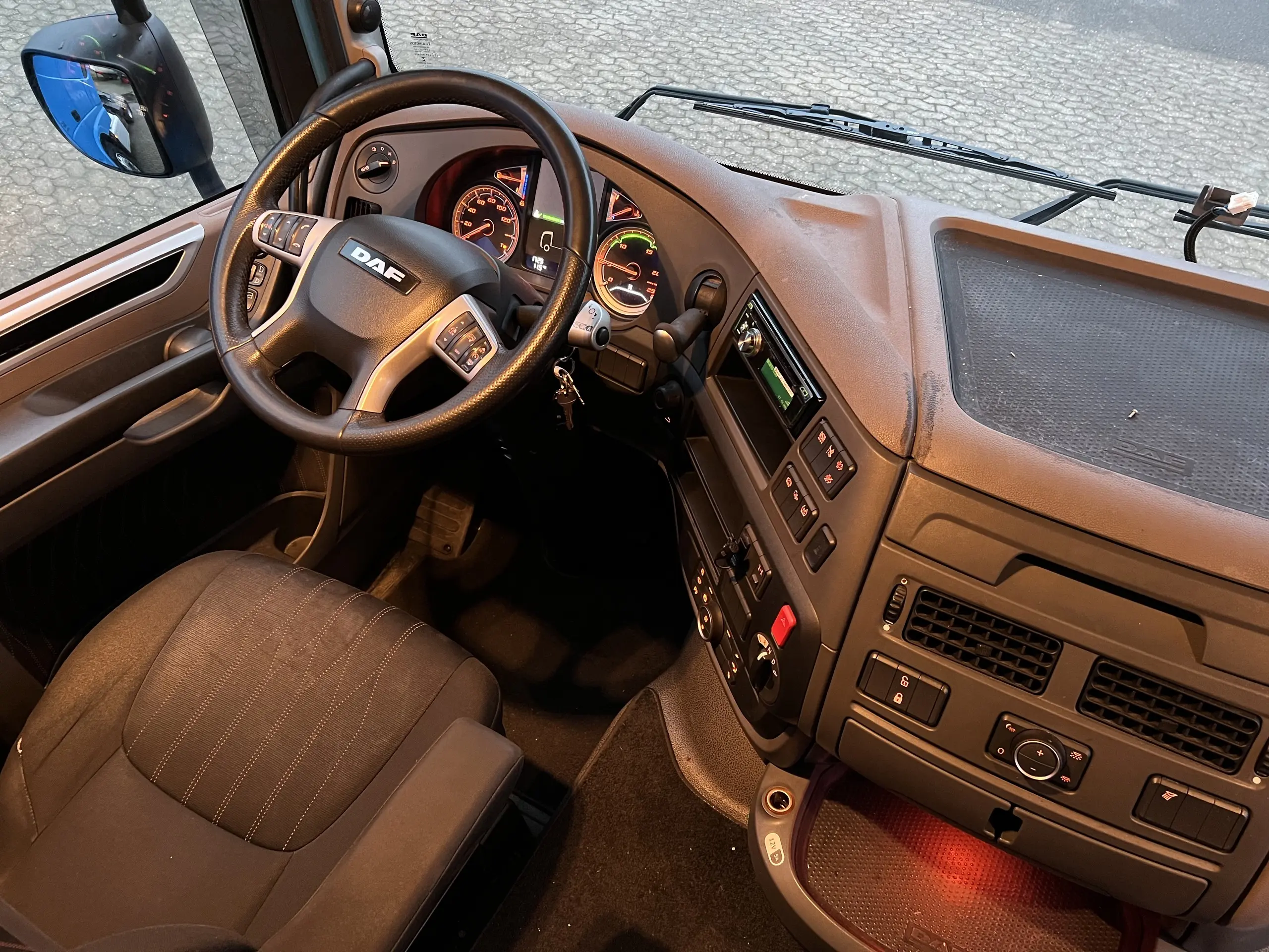 Тягач DAF XF 450, 4х2, Space Cab 2 спальника, 2017 год, без пробега по РФ - фото-детальных 3