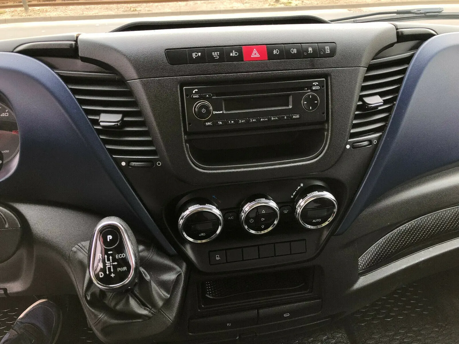 Цельнометаллический Iveco Daily 35-210 C, 2016 год, спарка, L2H2, 3л, АКПП, пневма, полная масса 3500 кг - фото 6