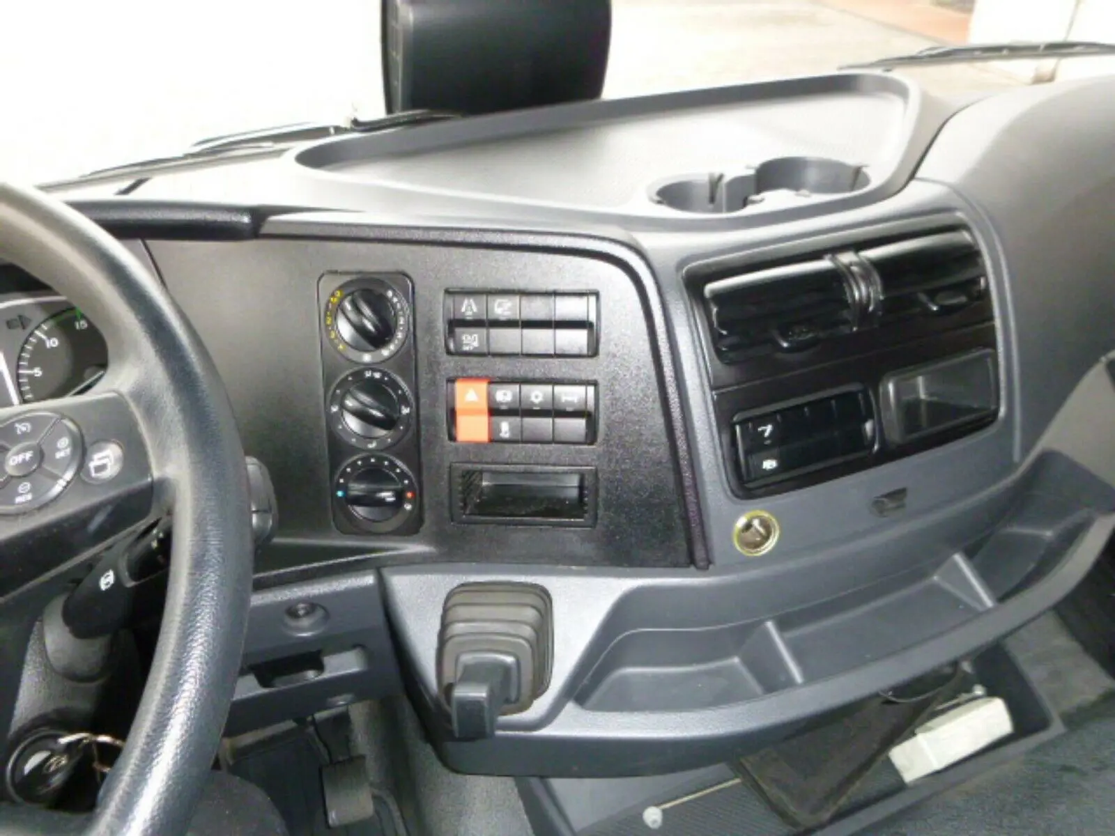Mercedes Atego 1230L NEW, 12/2015 год, фургон 43 м3, гидролифт, 2 спальных места - фото 4