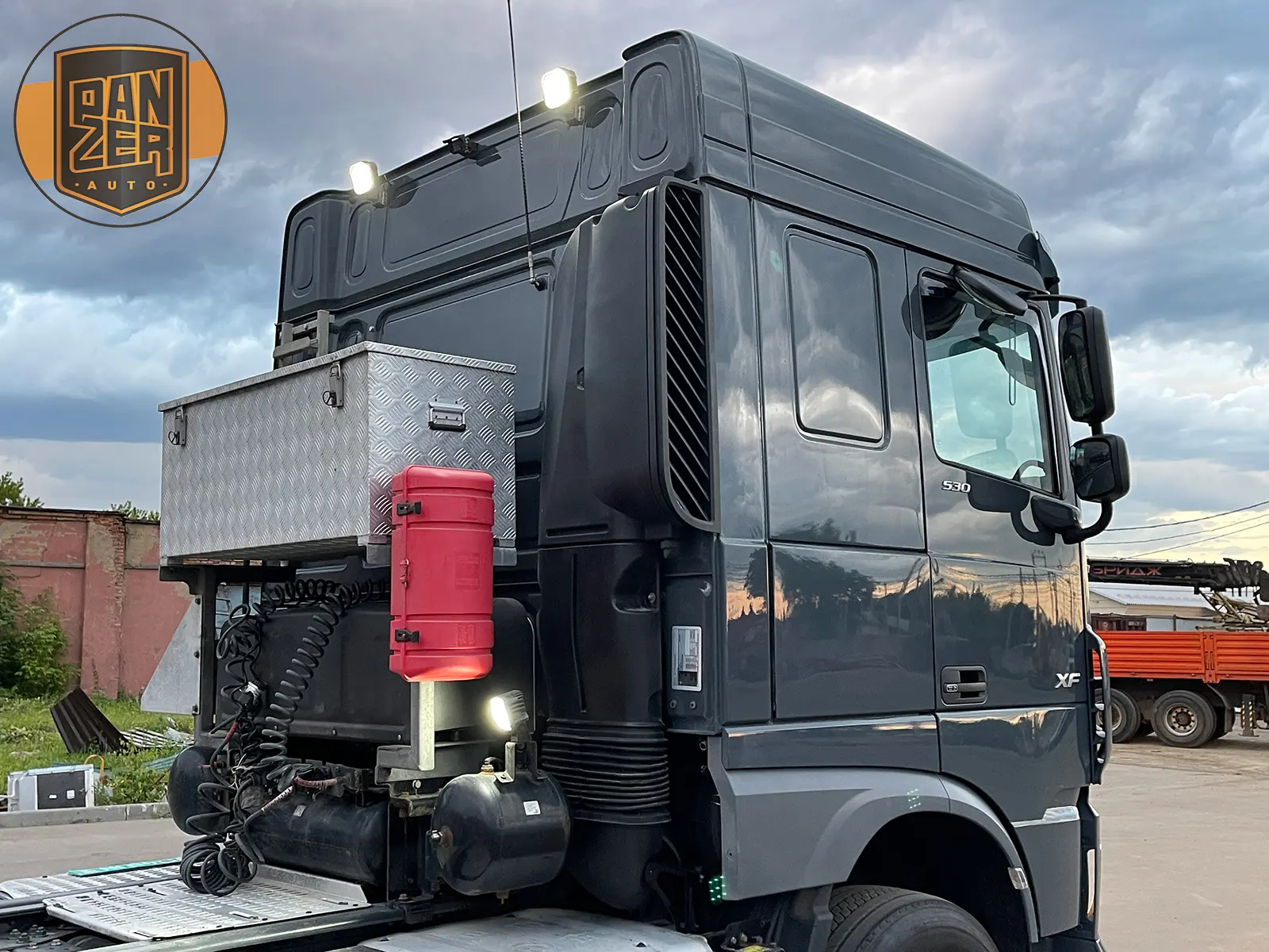 DAF XF530 6x4 тягач-тяжеловоз, сцепной вес 80 тонн - фото-детальных 23
