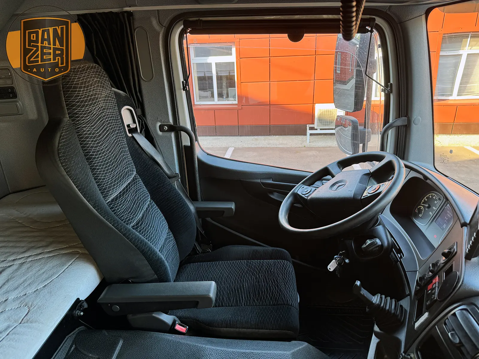 Mercedes-Benz Atego 1230, 2018 год, штора 50 м3, гидроборт, 2 спальника 31