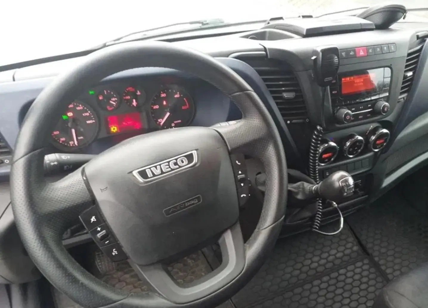 Iveco Daily 35C18, 2018 год, спарка, штора-борт 30 м3, гидроборт, полная масса 3500 кг, спальник - фото 4