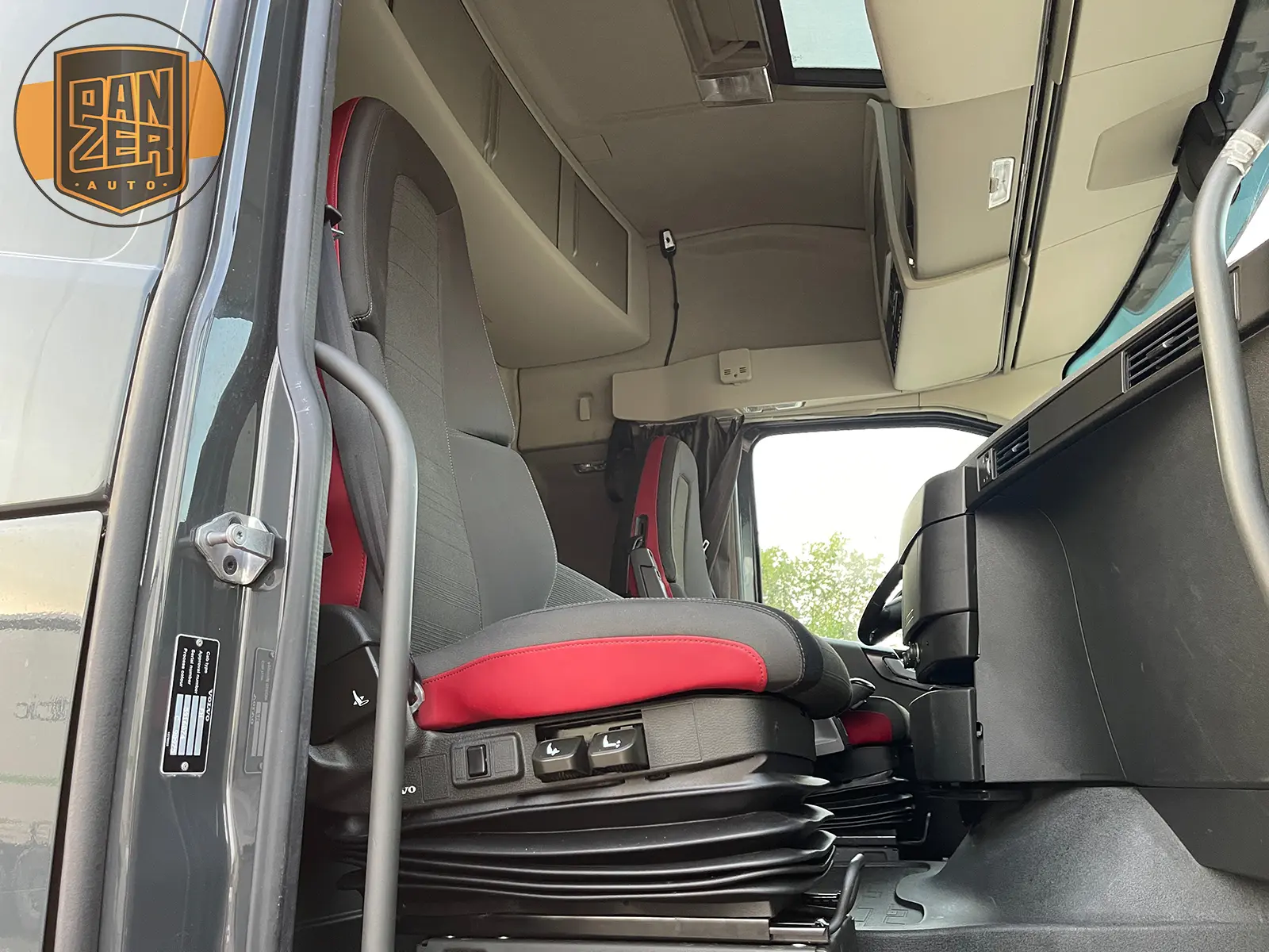 Тягач Volvo FH 500 6x4, 2018 год, подъемная ось, из Германии - фото-детальных 24