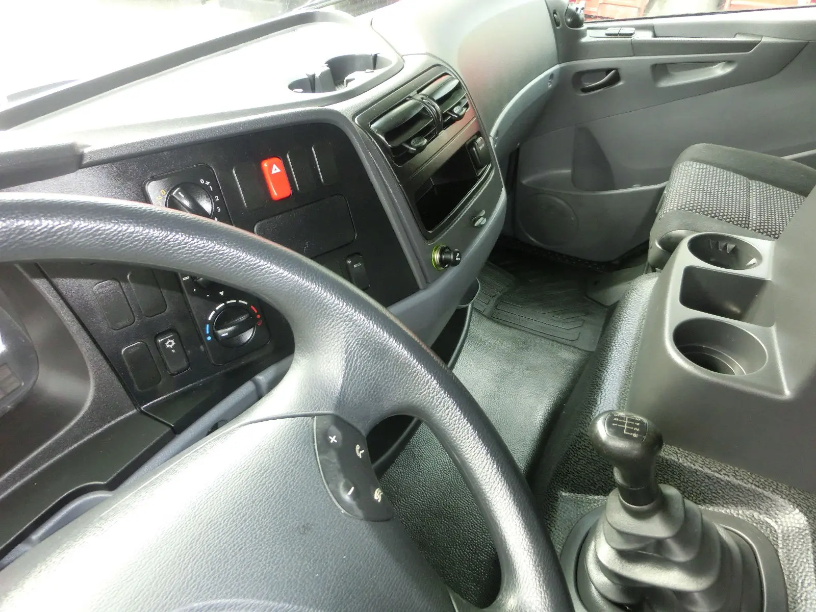 Мерседес Атего 822, 2013г, шторно-бортовой 41м3, ворота, спальник - фото 4