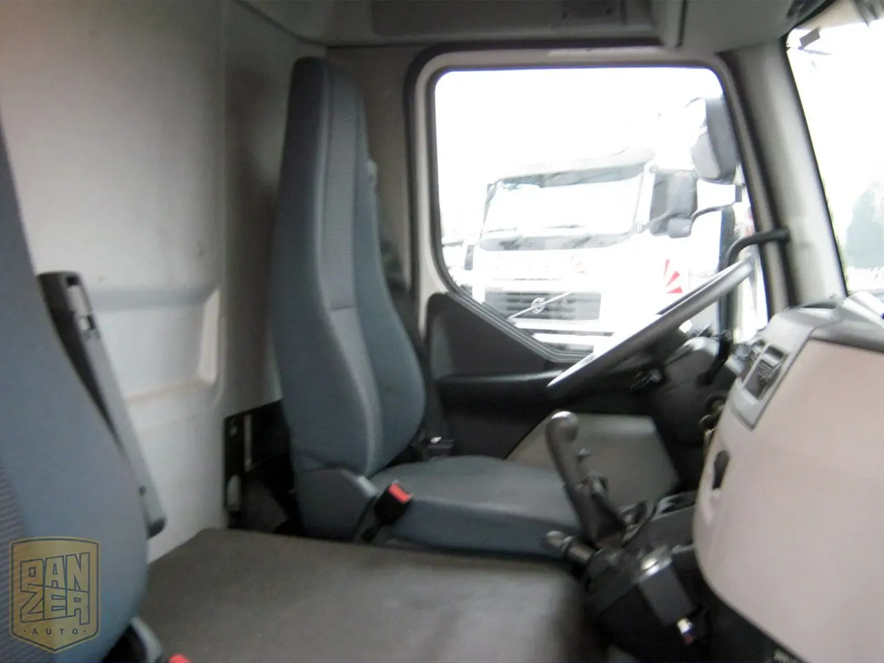 Volvo FL 240, рефрижератор 30м3, ворота, двери по бокам, 2012г, дизель-электрическая установка Brighi M-201 - фото 3