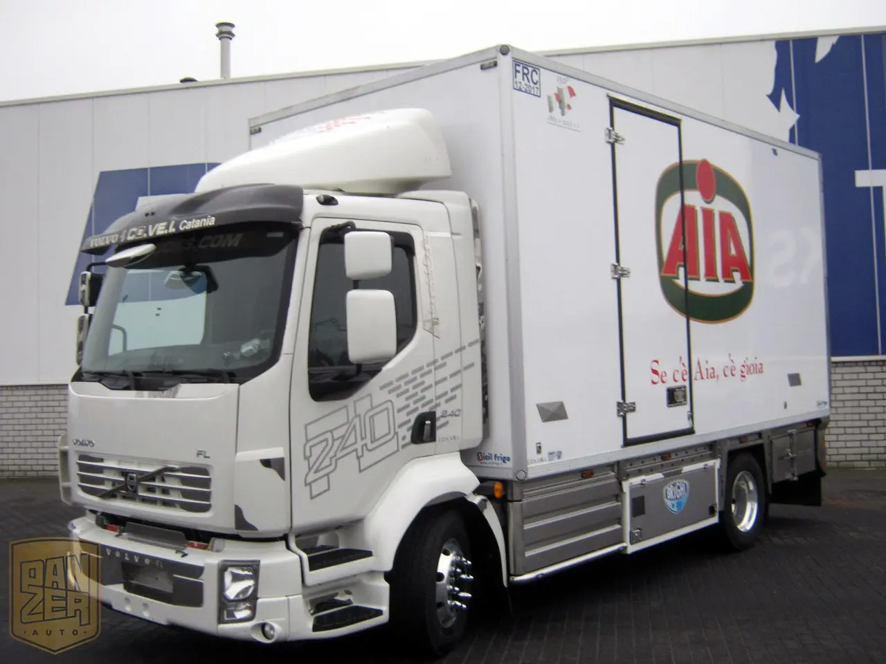 Volvo FL 240, рефрижератор 30м3, ворота, двери по бокам, 2012г, дизель-электрическая установка Brighi M-201 - фото