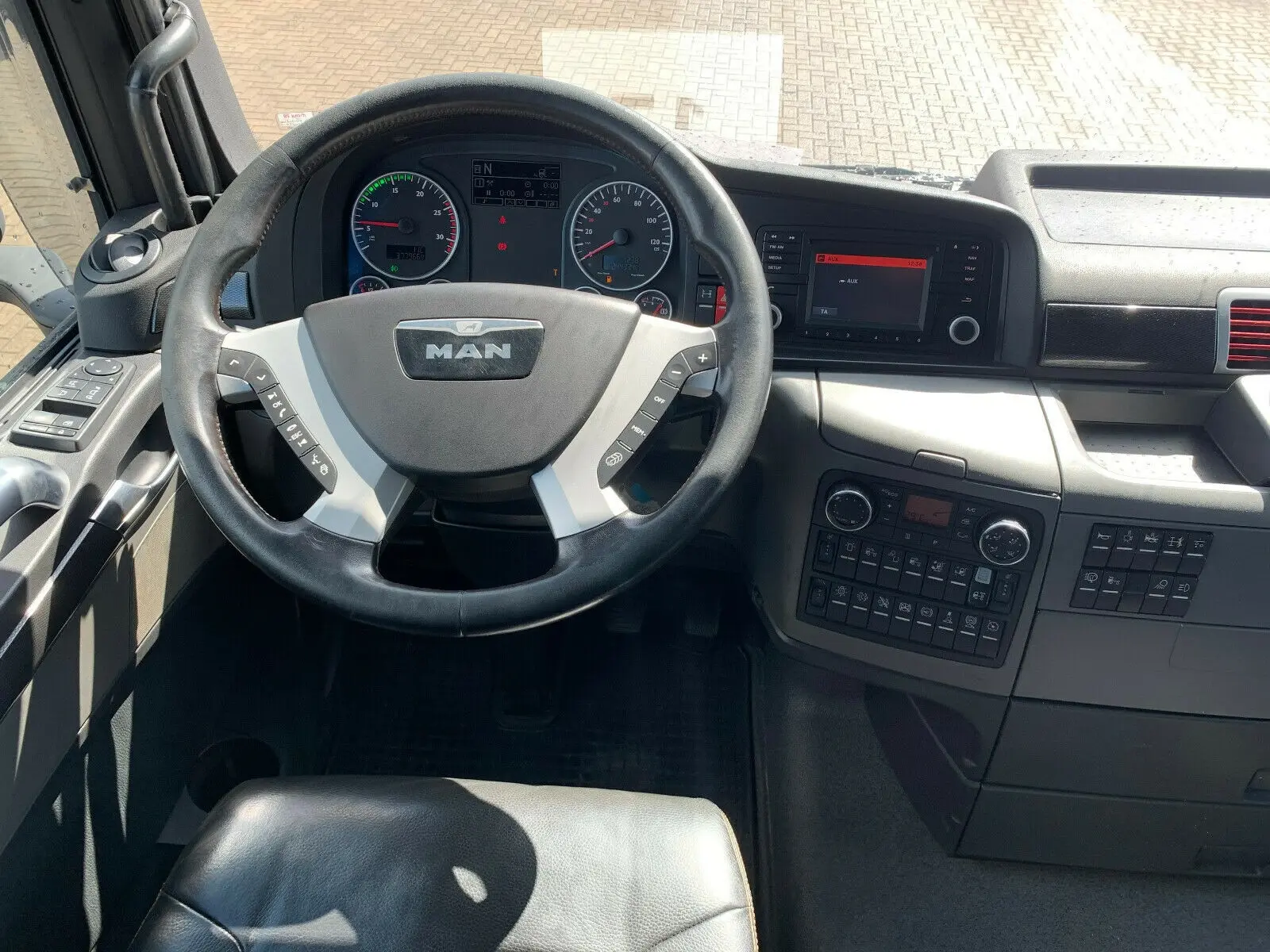 Тягач MAN TGX 26.560, 6х4, 65 тонн, кабина XXL, пневмоподвеска, без пробега по РФ - фото-детальных 4