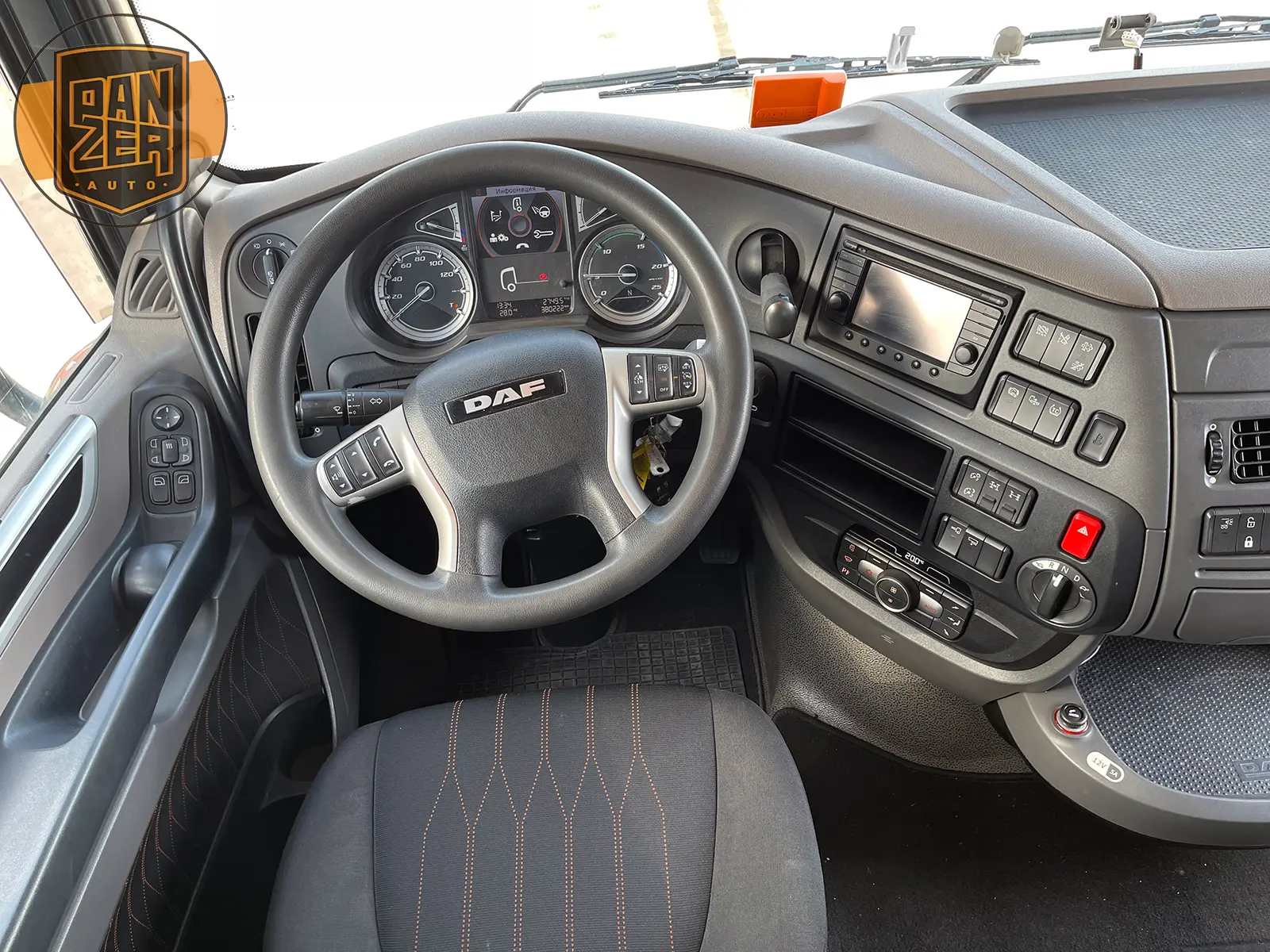 DAF XF530 6x4 тягач-тяжеловоз, сцепной вес 80 тонн - фото-детальных 4