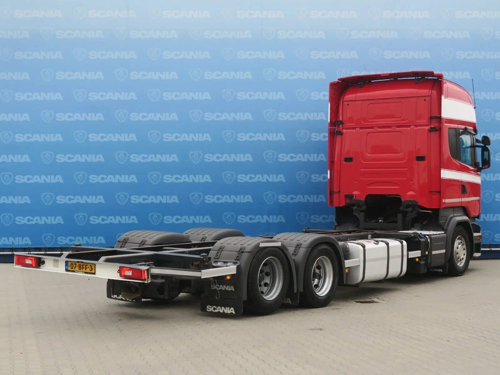 Scania R410 Topline контейнеровоз низкорамник БДФ, 2015 г, двускатный ленивец, г/п 16т, без пробега по РФ - фото
