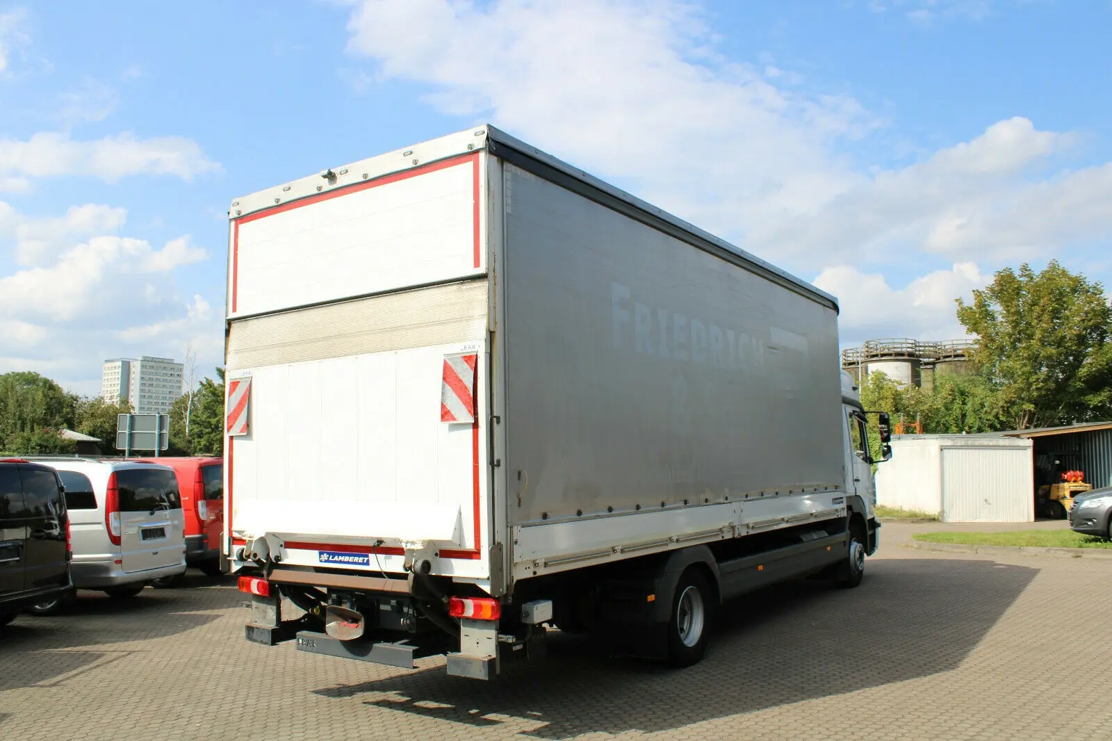 Mercedes Atego 1227 L, 10/2016 год, шторно-бортовая надстройка 46 м3, гидролифт, высокая кабина - фото