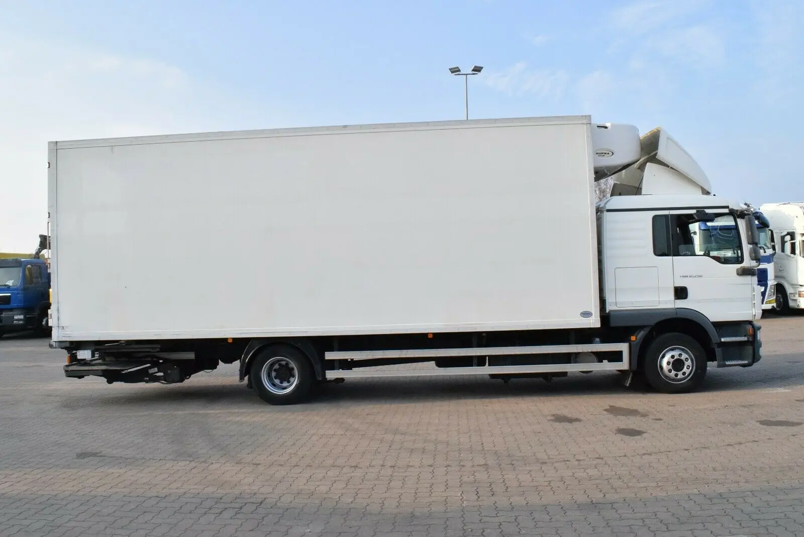 MAN TGM 12.250 BL, рефрижератор мультитемпературный 51 м3, Евро-5, спальная кабина, гидролифт - фото 17