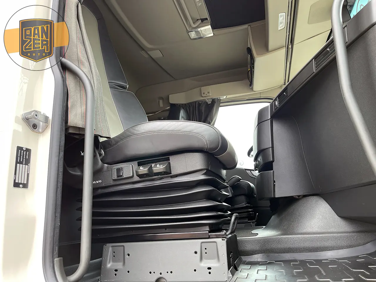 Тягач Volvo FH540, 2018 год, 6х4 с подъемной осью - фото-детальных 18