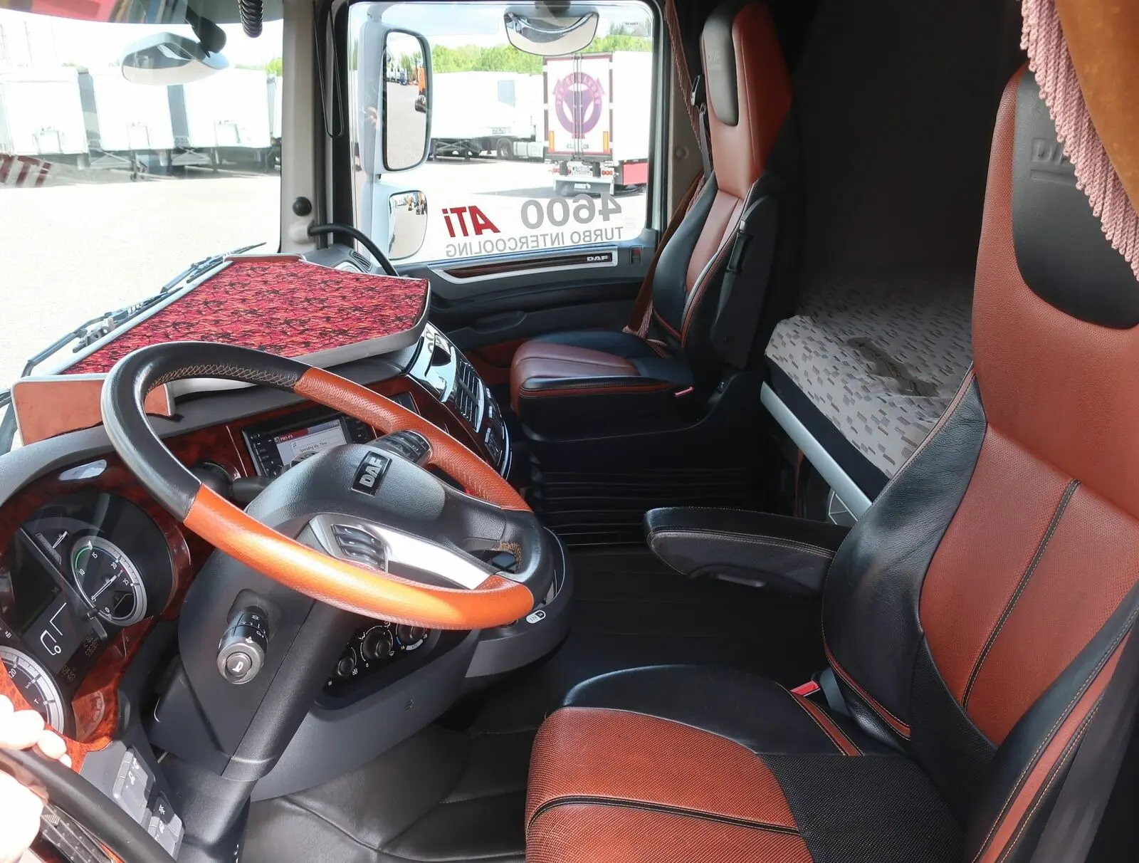 Тягач DAF XF 106 460, 6х2, кабина Супер Спейс, подъемная ось, без пробега по РФ - фото-детальных 3