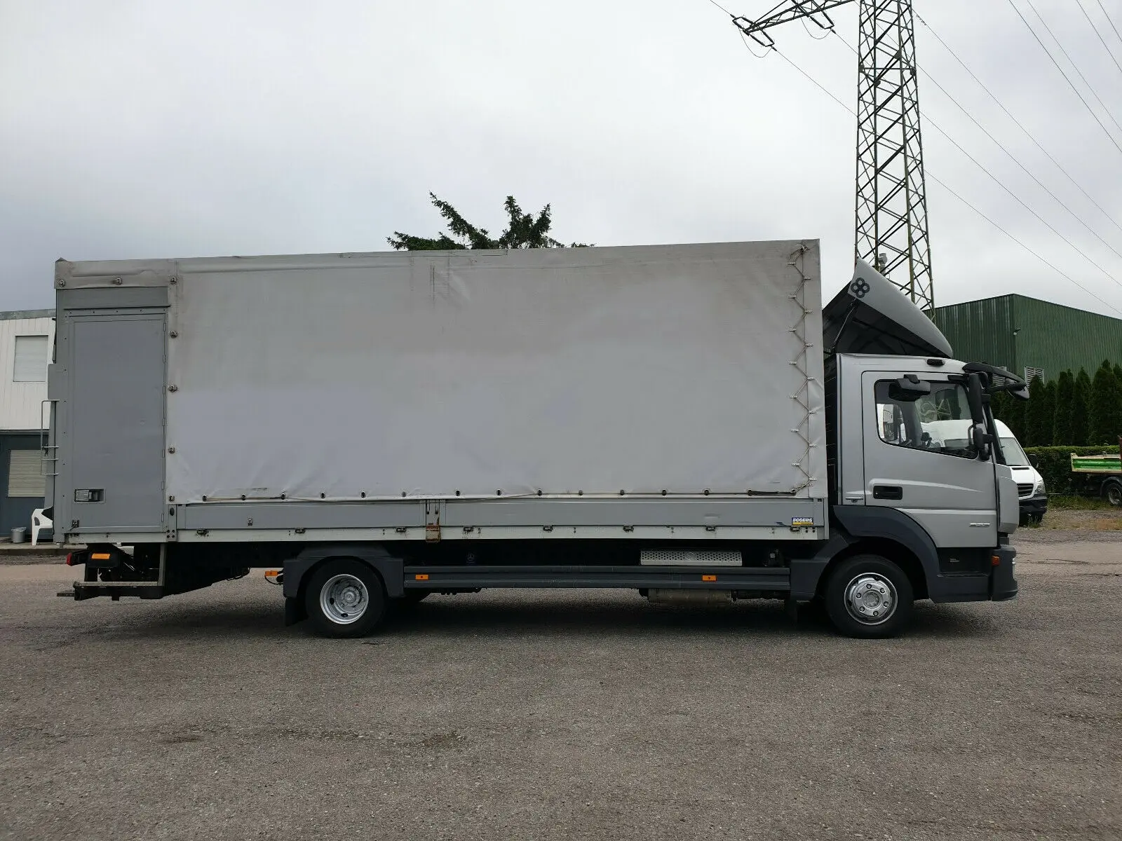 Mercedes Atego 823 L, 2015 год, борт-тент 45 м3 с боковой дверью, гидроборт, без пробега по РФ - фото