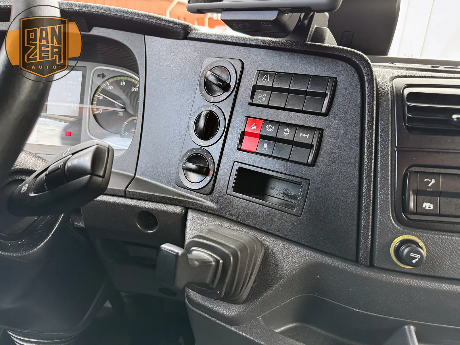 mercedes atego 1224, 2018 год, фургон 50 кубов, гидроборт 32