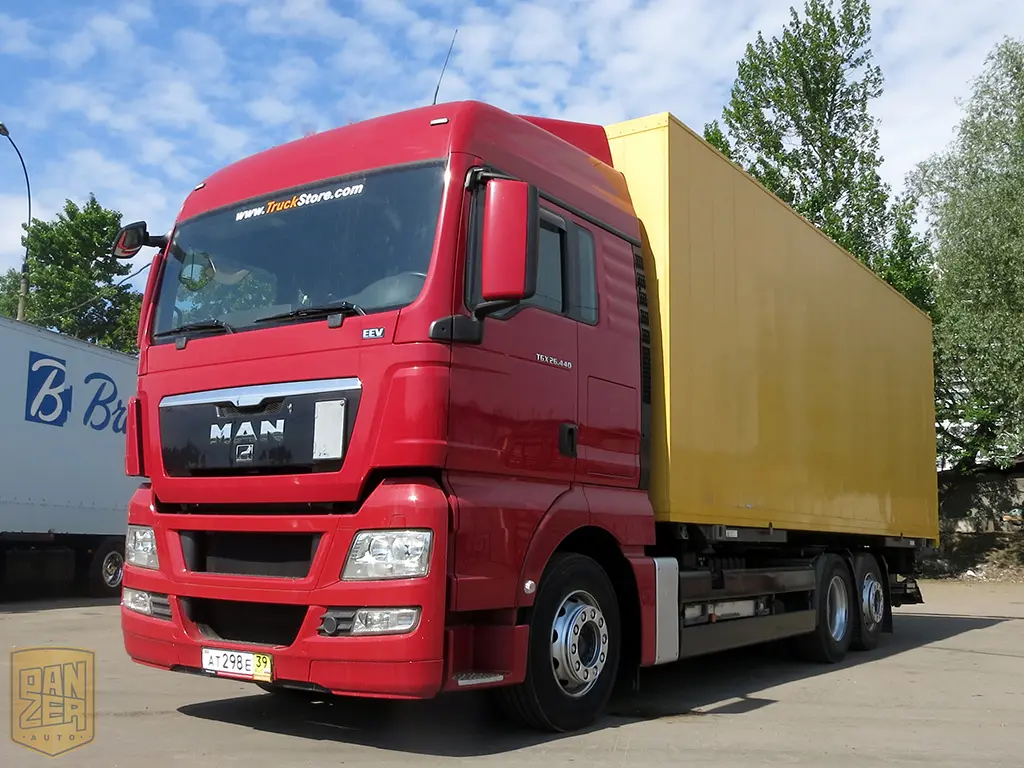 MAN TGX 26.440, 2011г, 6х2, 50м3 фургон, г/п 16т, ворота + гидролифт, высокая кабина - фото