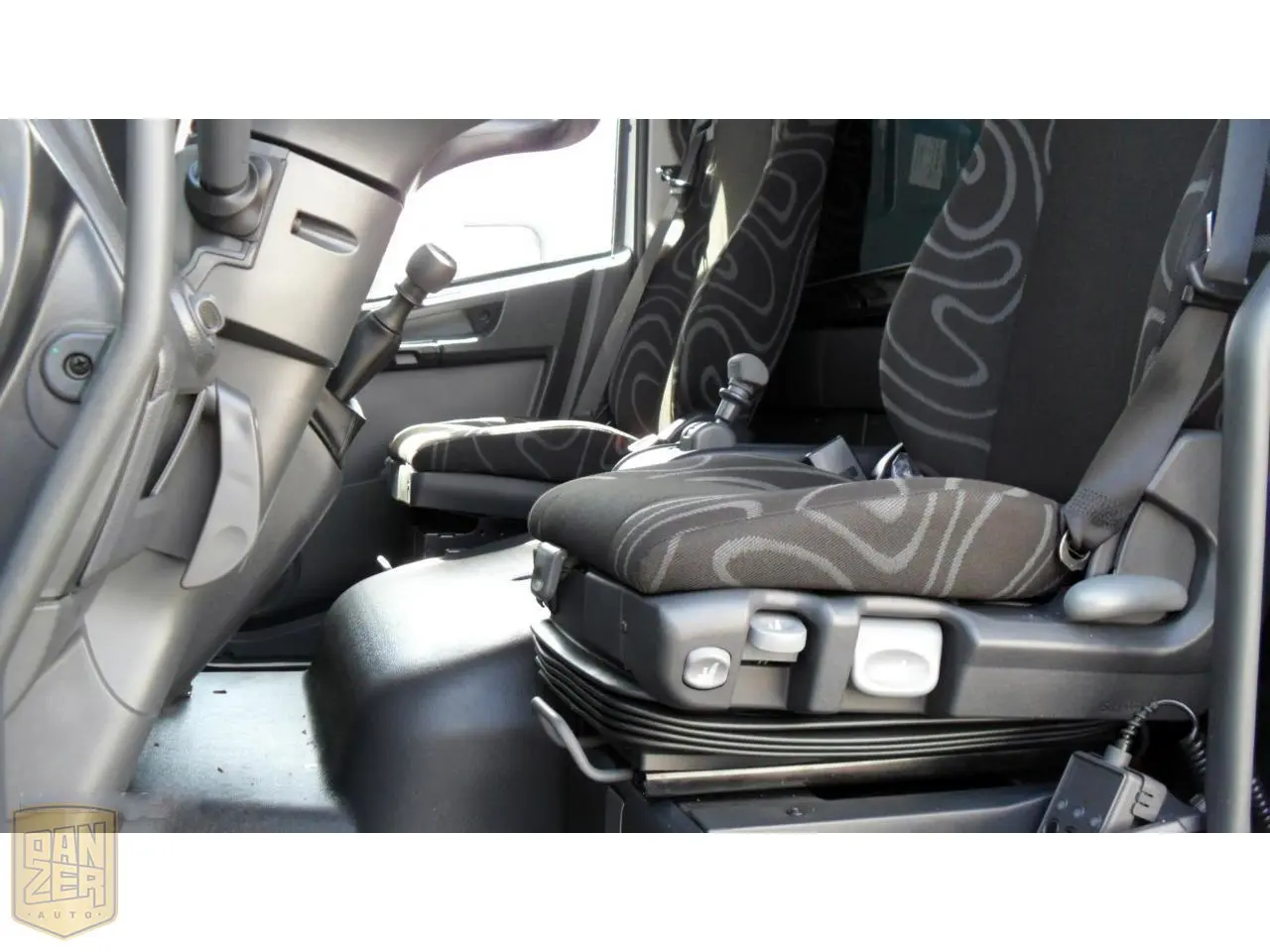 Новый Iveco Eurocargo ML 75E18 P, штора-борт 46м3, 2 спальника, фаркоп - фото 2