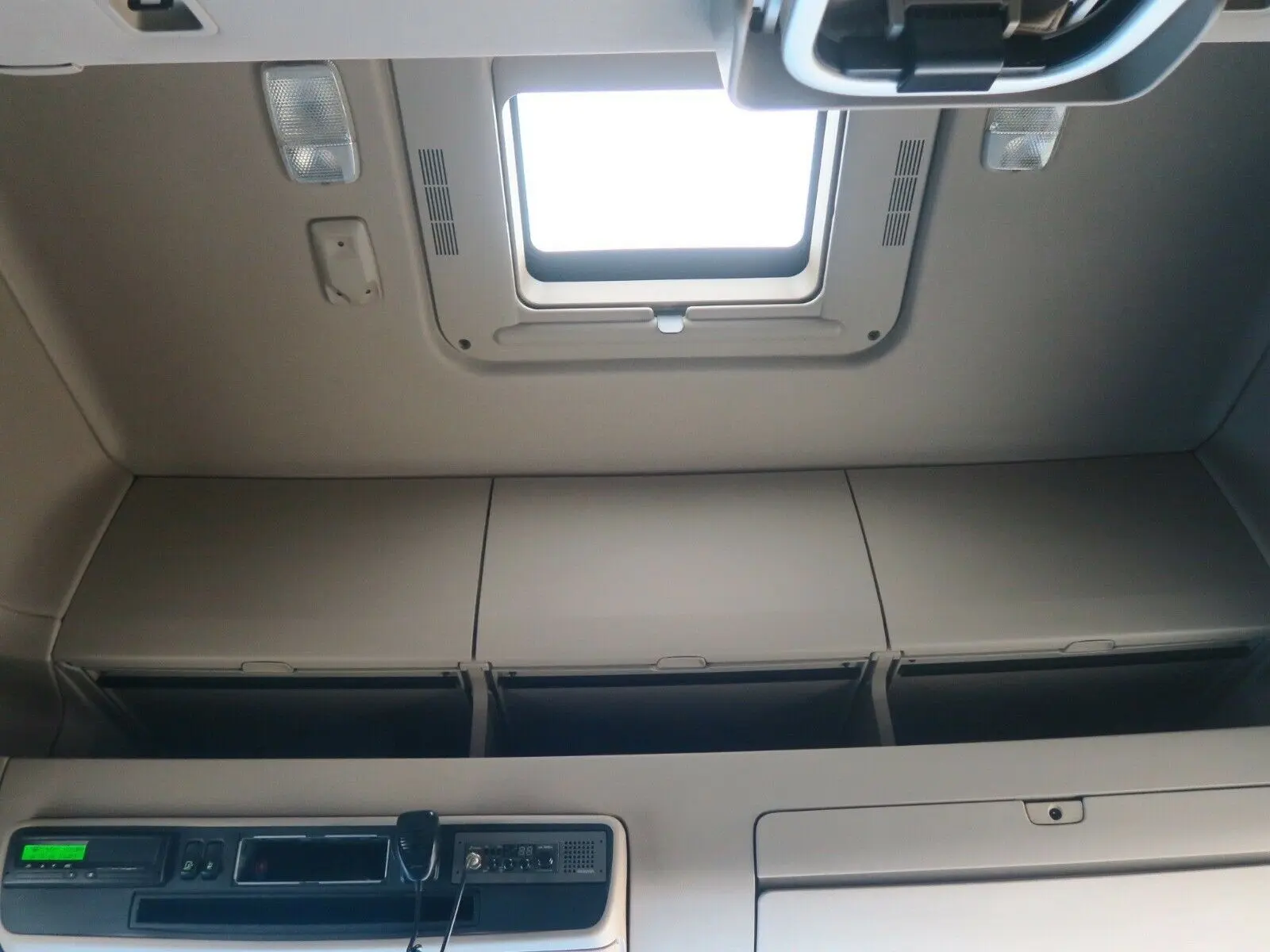 Scania R410 Topline контейнеровоз низкорамник БДФ, 2015 г, двускатный ленивец, г/п 16т, без пробега по РФ - фото 4