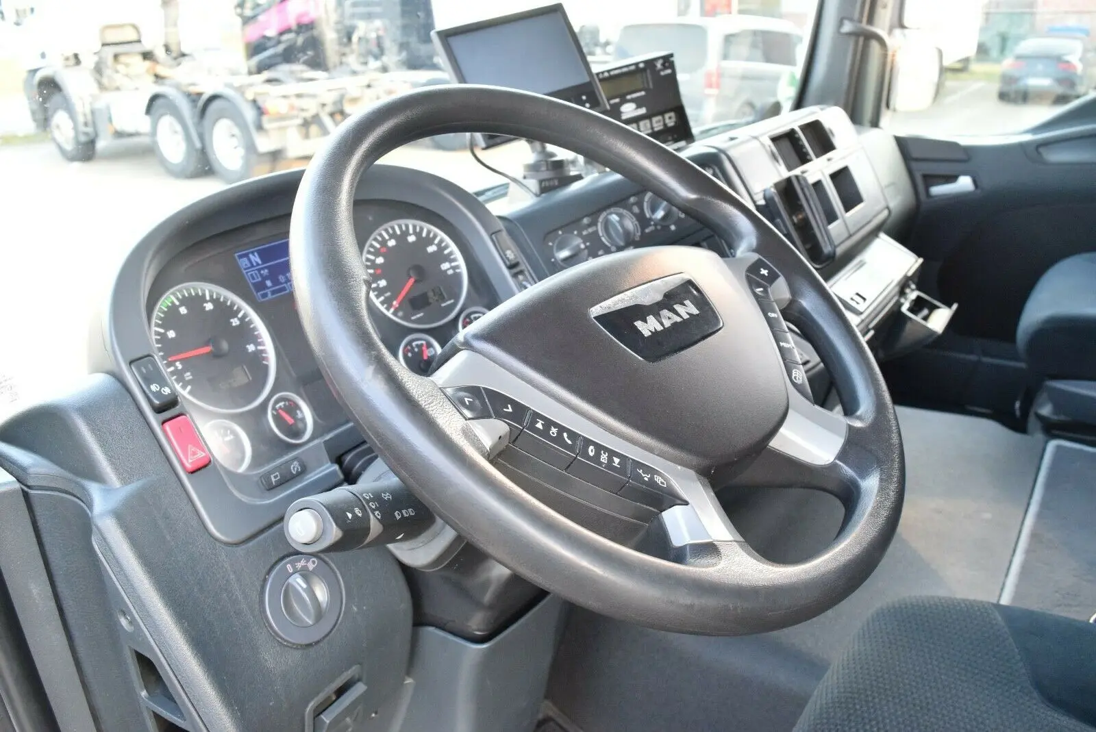 MAN TGM 12.250 BL, рефрижератор мультитемпературный 40 м3, Евро-5, спальная кабина, гидролифт - фото 4