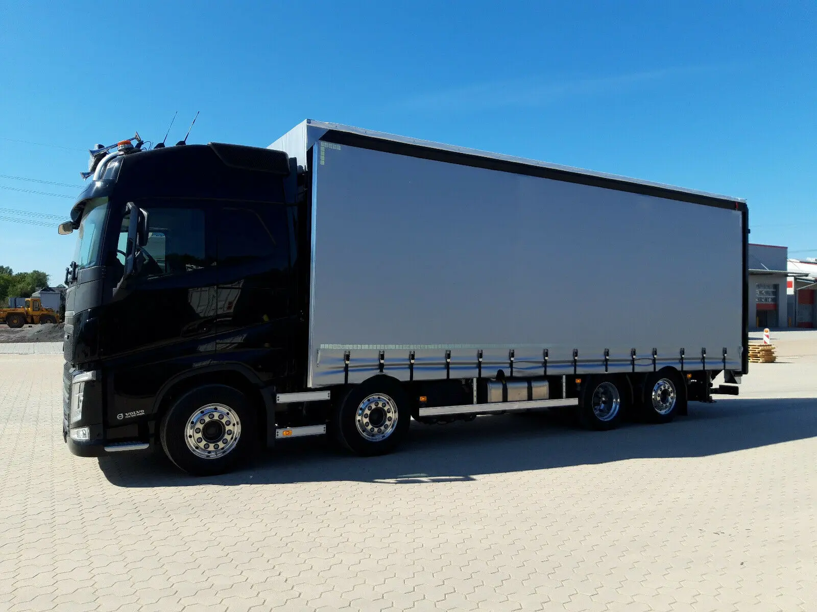 Новый Volvo FH500, 8x2, для перевозки погрузчиков и строительной техники, гидроборт 9 тон - фото 3