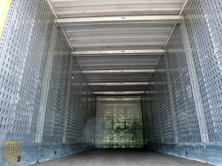 MAN TGX 26.440, 2011г, 6х2, 50м3 фургон, г/п 16т, ворота + гидролифт, высокая кабина - фото 2